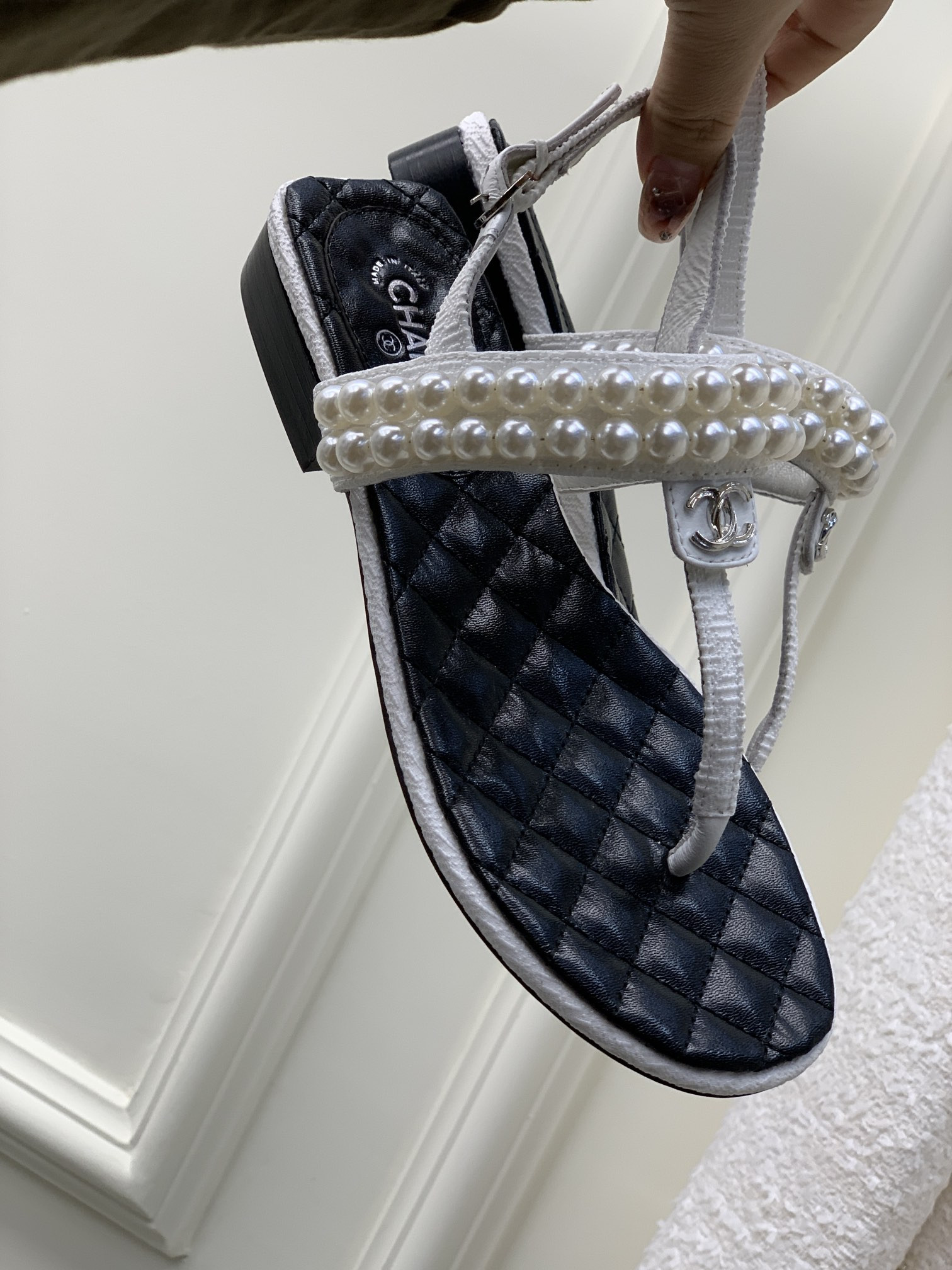 Giày Chanel Siêu Cấp Sandal Bệt Xỏ Ngón Màu Đen Kèm Quai Đính Hai Chuỗi Ngọc