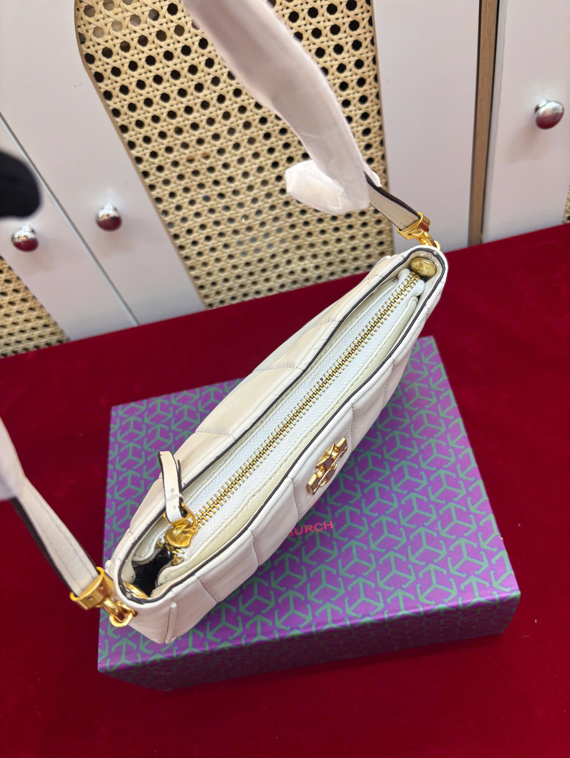 Túi Xách Tory Super Tory Burch Kira Màu Trắng Khóa Vàng Size 22cm