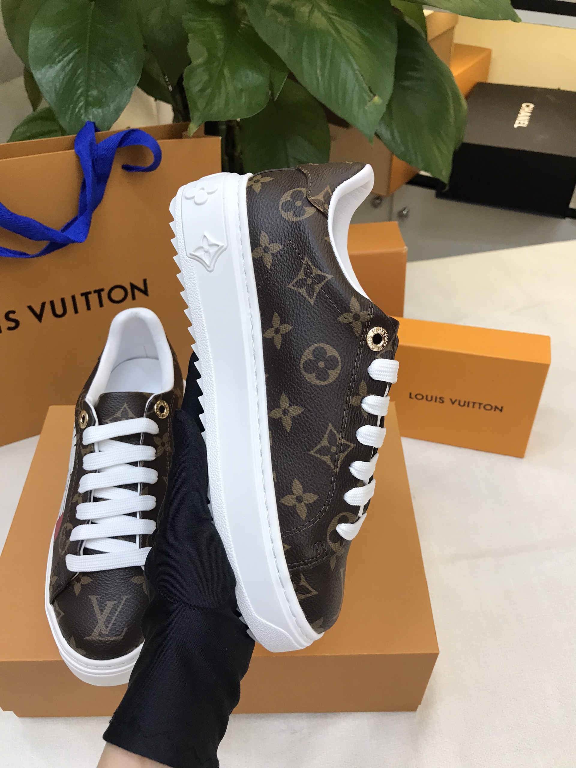 Giày Thể Thao LV Time Out Sneakers Siêu Cấp Size 35 1AD4LW