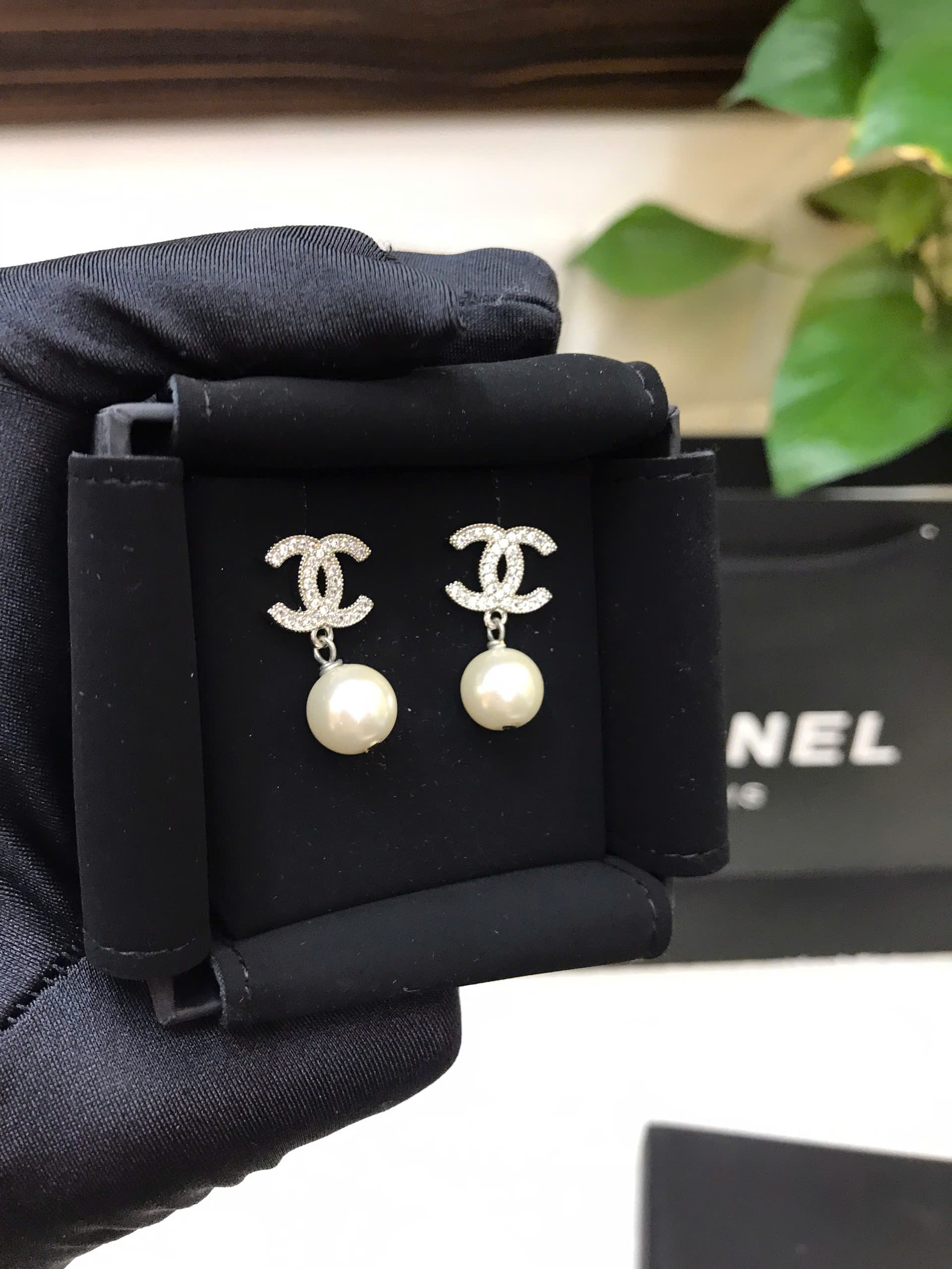 Bông Tai Chanel Pave Crystal CC Pearl Drop Earrings Siêu Cấp