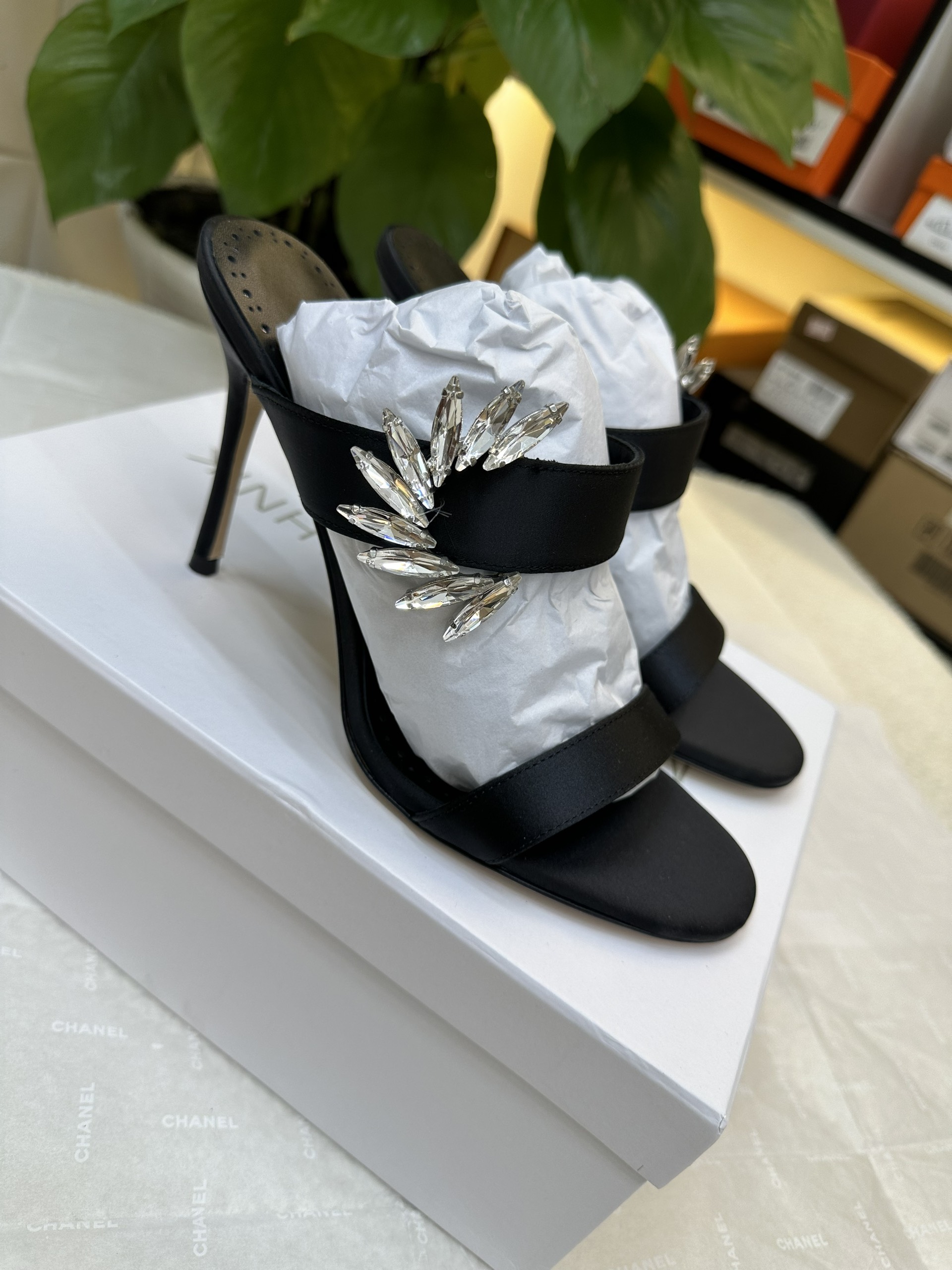 Giày Manolo Blahnik Chivela Crystal Heel Sandals Siêu Cấp Màu Đen Size 39