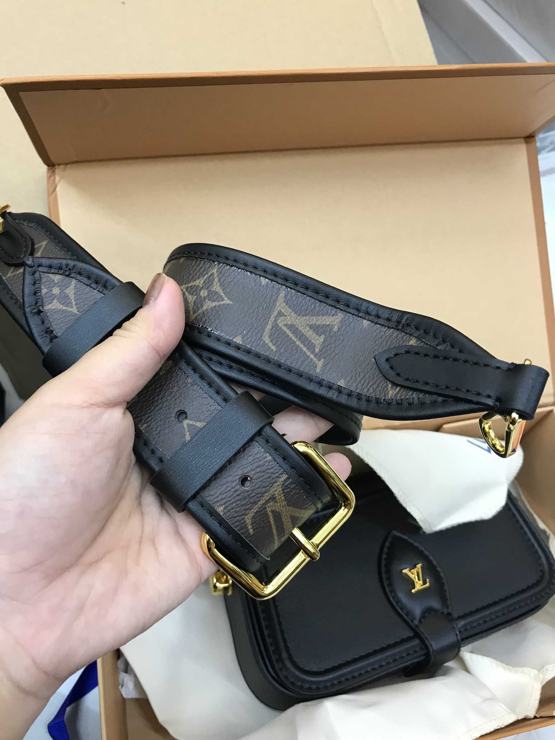 Túi Xách LV Super Officier Pouch With Strap Màu Đen Size 20cm