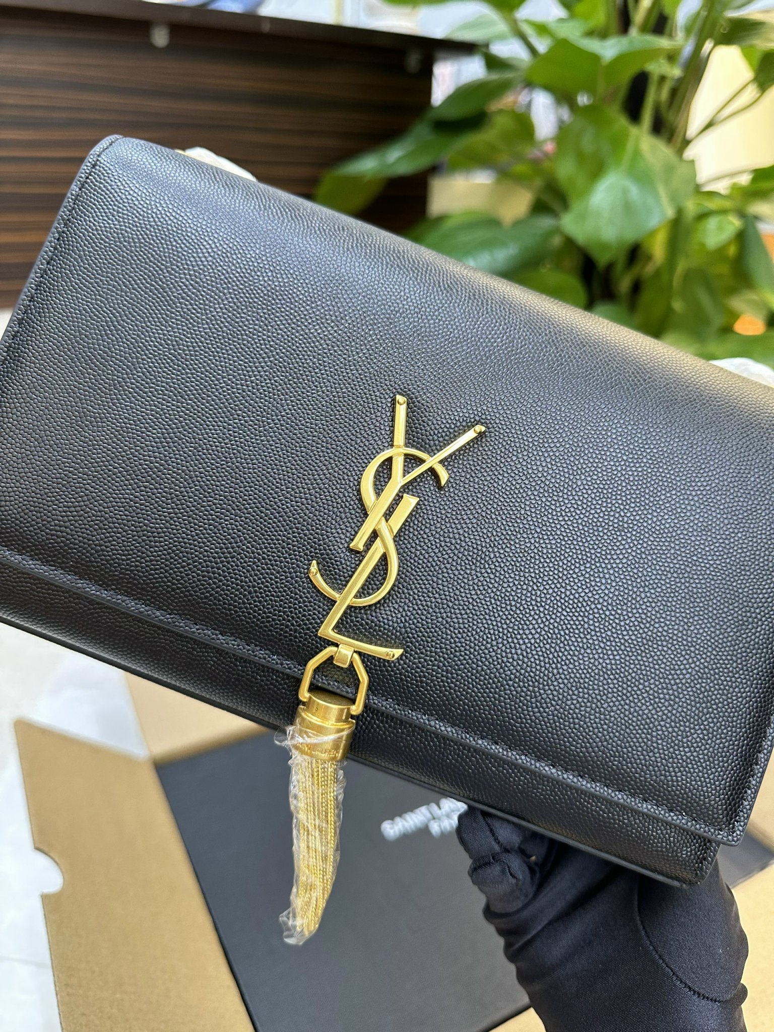 Túi YSL Saint Laurent Kate Medium Crossbody Bag Super Màu Đen Khóa Vàng Size 24cm