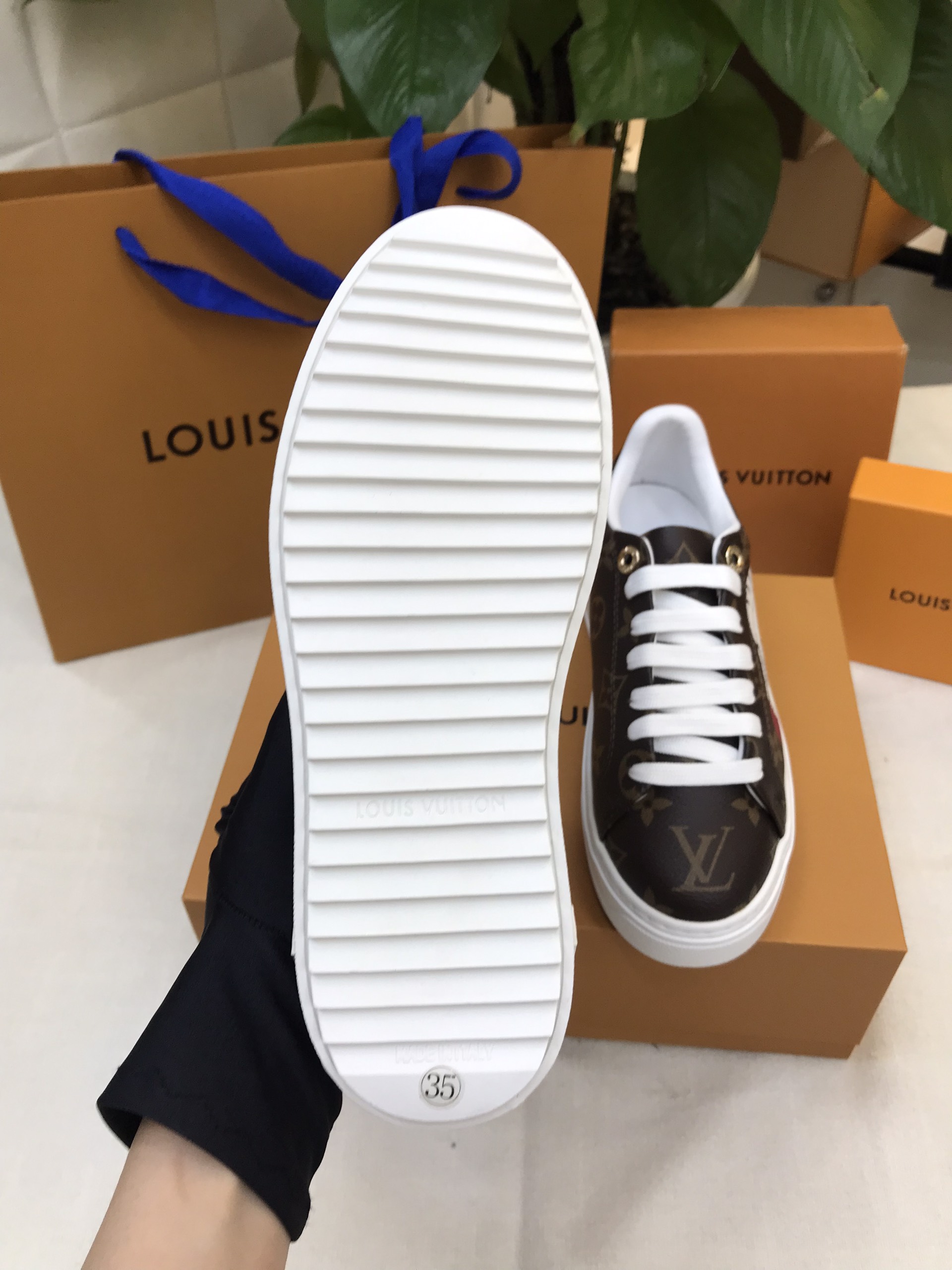 Giày Thể Thao LV Time Out Sneakers Siêu Cấp Size 35 1AD4LW