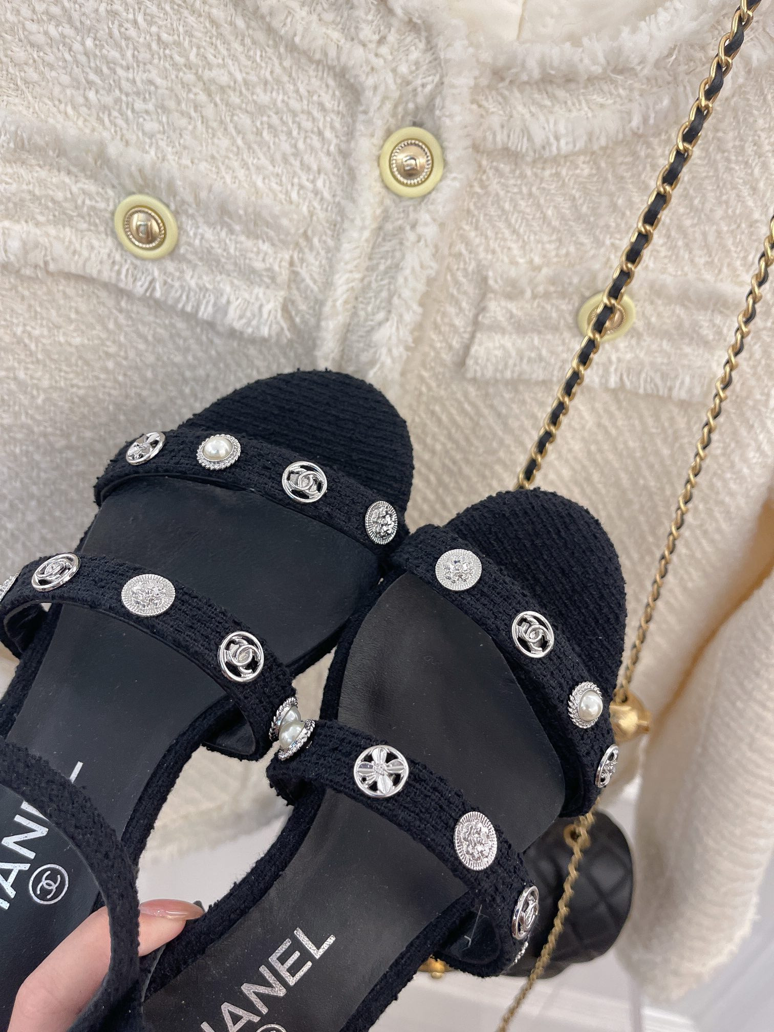 Giày Chanel Siêu Cấp Màu Đen Đính Logo Màu Vàng Đủ Size