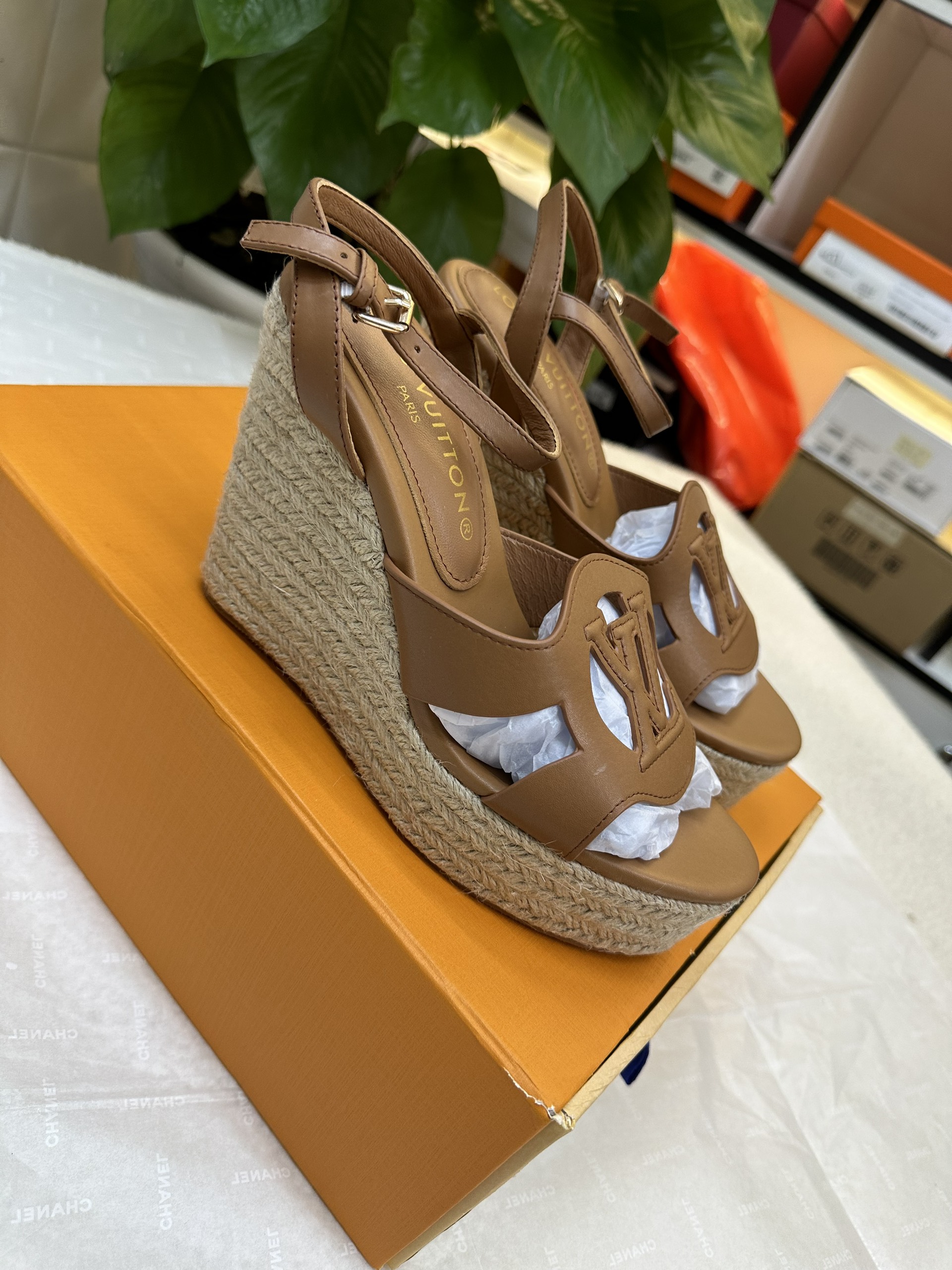 Giày LV Isola Wedge Sandal Siêu Cấp Màu Nâu Size 37 1ACI7R