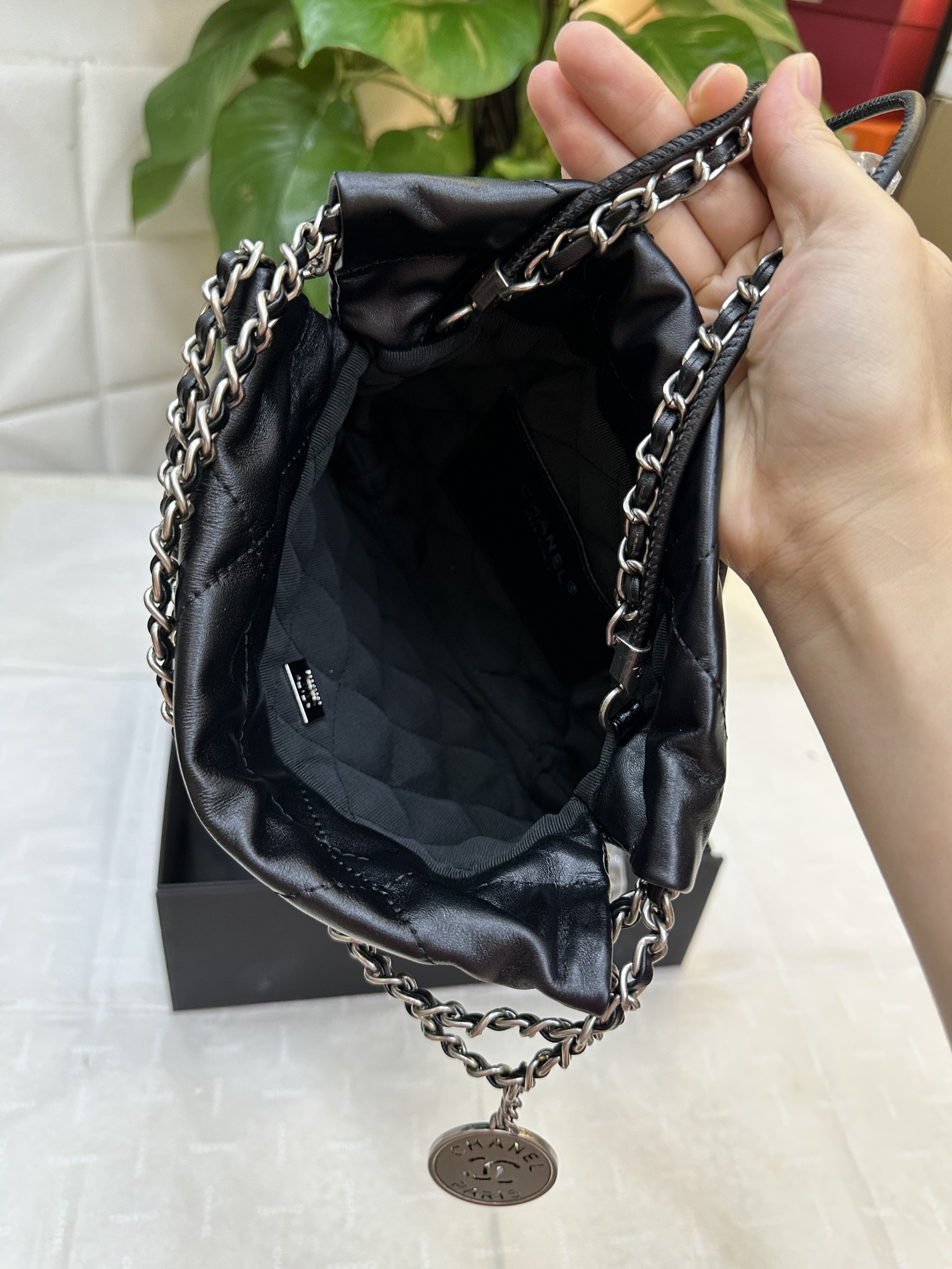 Túi Chanel 22 Shiny Calfskin Silver Tone Metal Black Mini Super Size 20cm