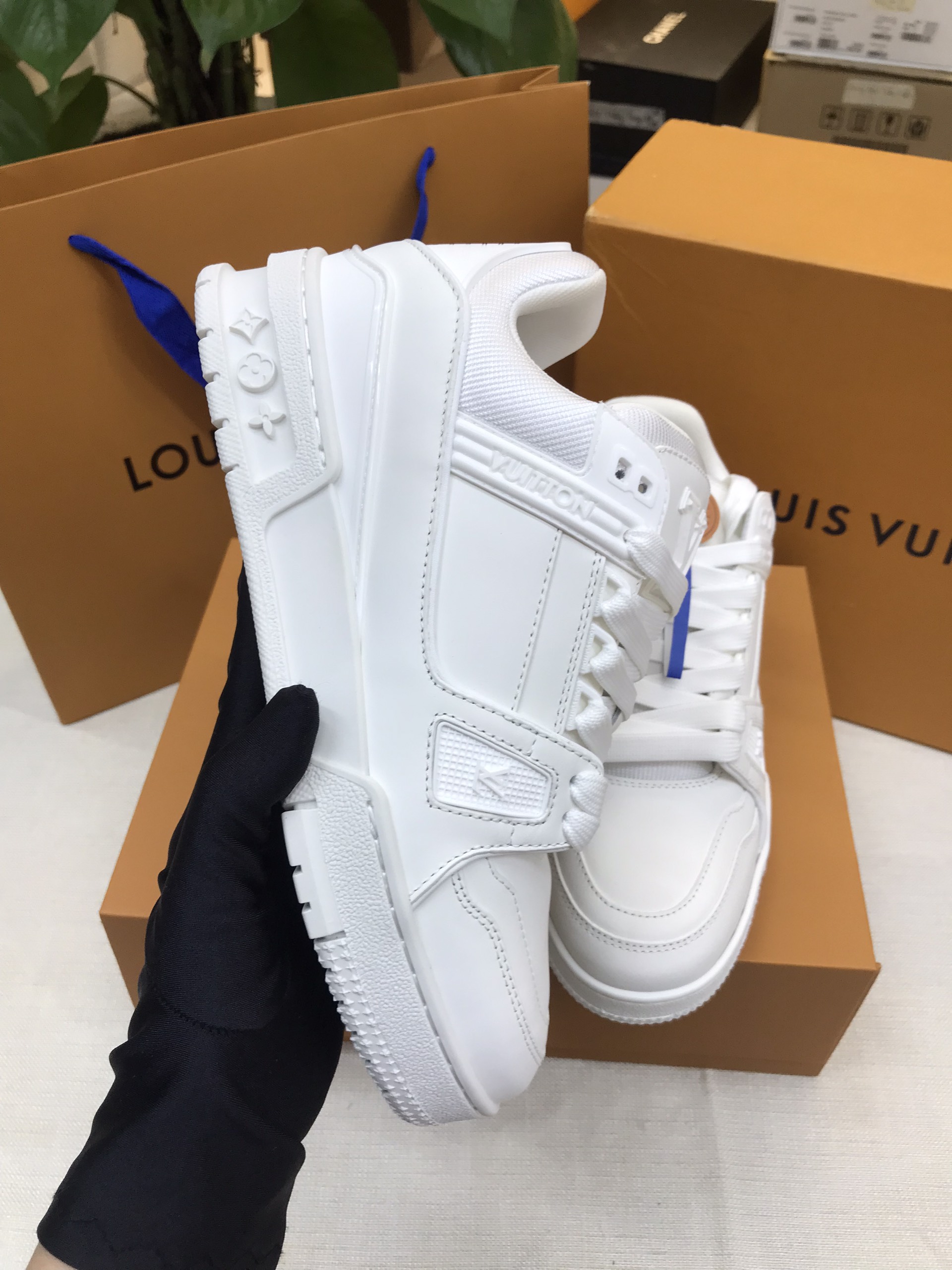 Giày LV Trainer Sneaker VIP Màu Trắng Size 37 1A9G55