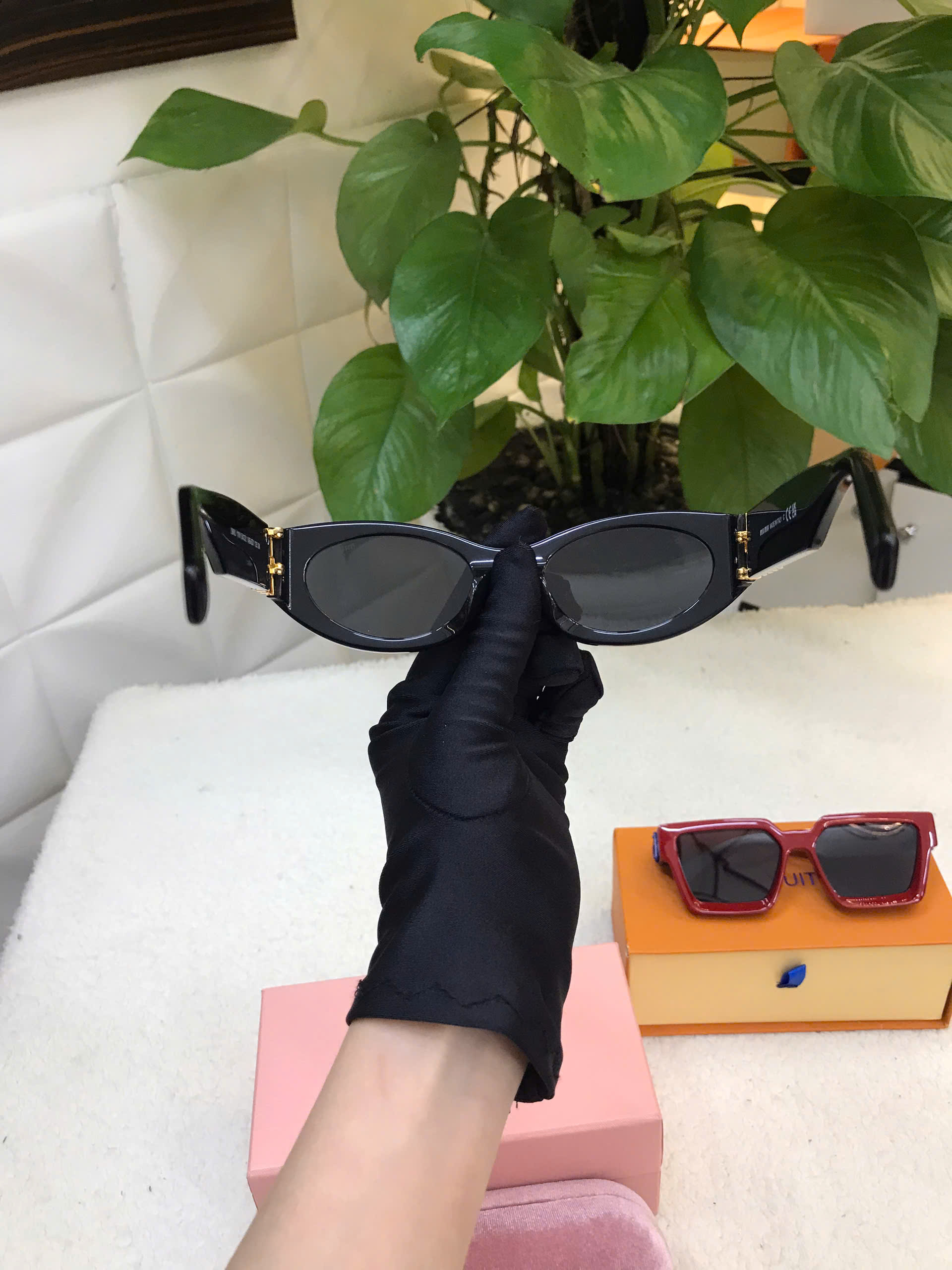 Kính Mát Miu Glimpse Sunglasses Siêu Cấp Màu Đen