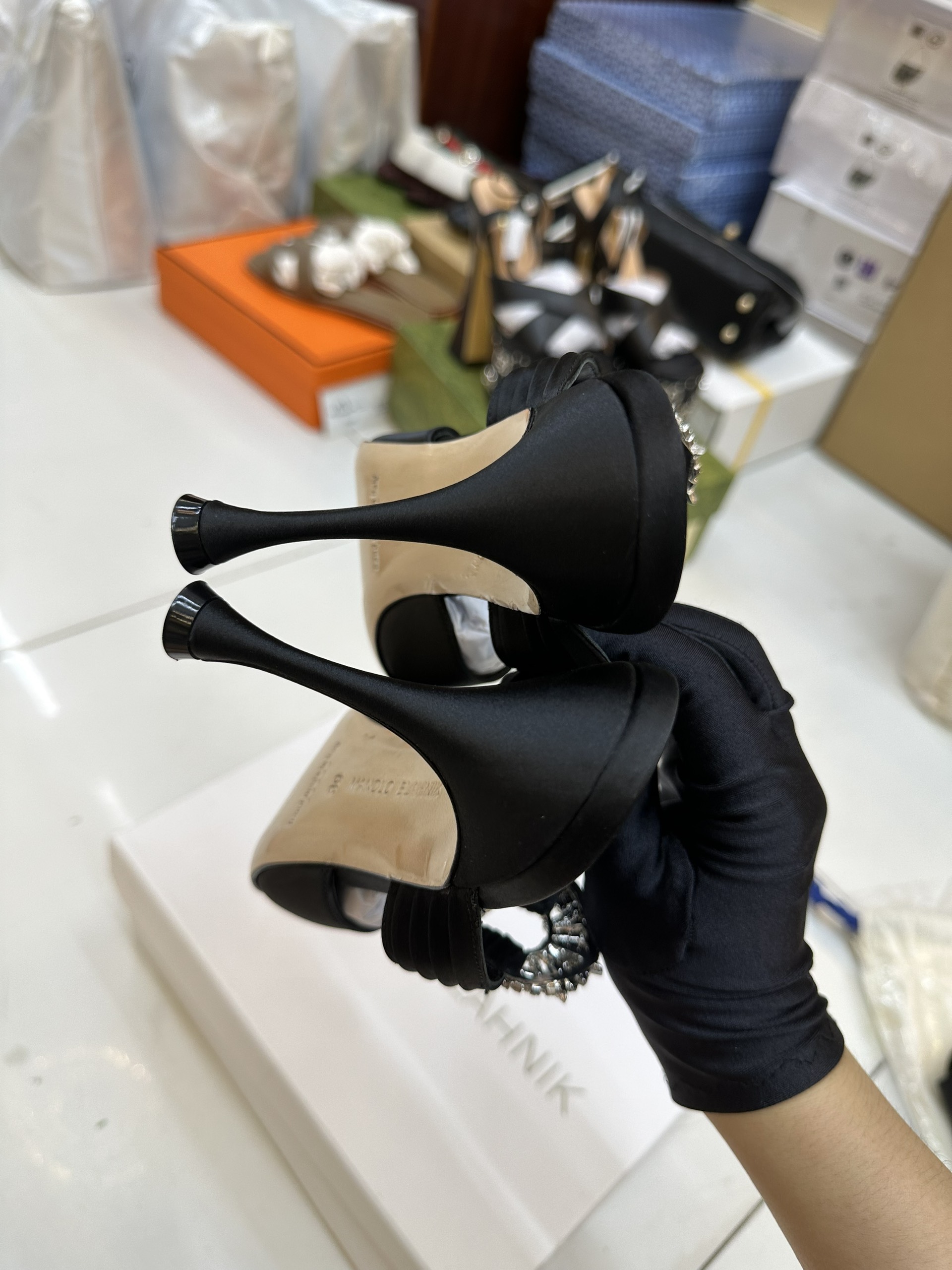 Giày Manolo Blahnk Maidugura Black Satin Embellished Buckle Mules Siêu Cấp Màu Đen Heels 9cm Size 39