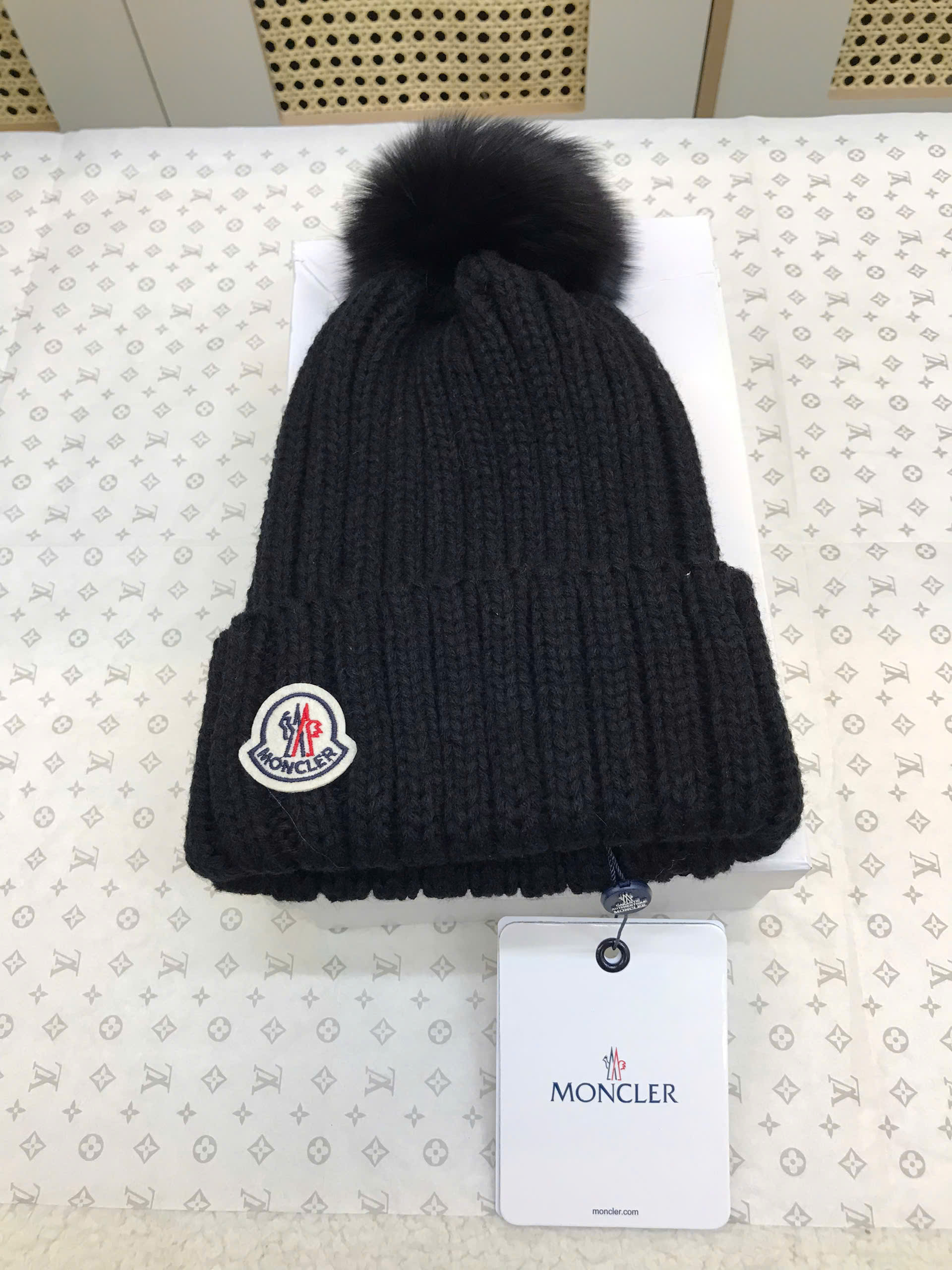 Nón Moncler Wool Beanie With Pom Pom Siêu Cấp Màu Đen