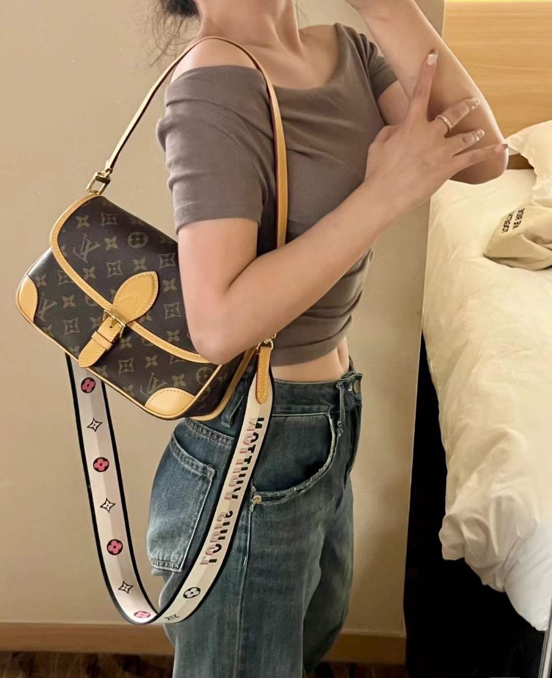 Túi Đeo Chéo Louis Vuitton Diane Màu Nâu
