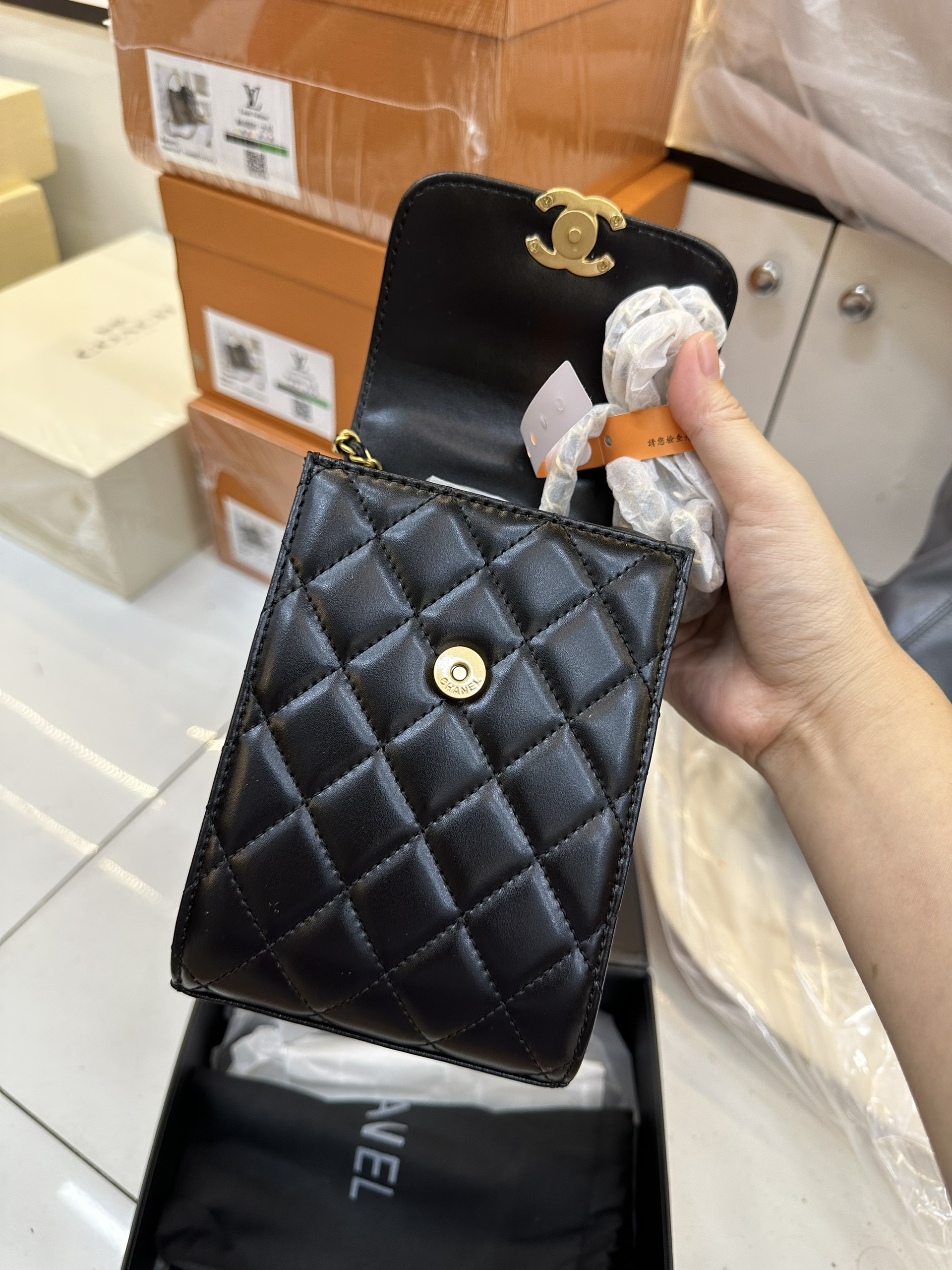 Túi Chanel Trendy CC Lambskin Quilted Phone Holder Super Màu Đen