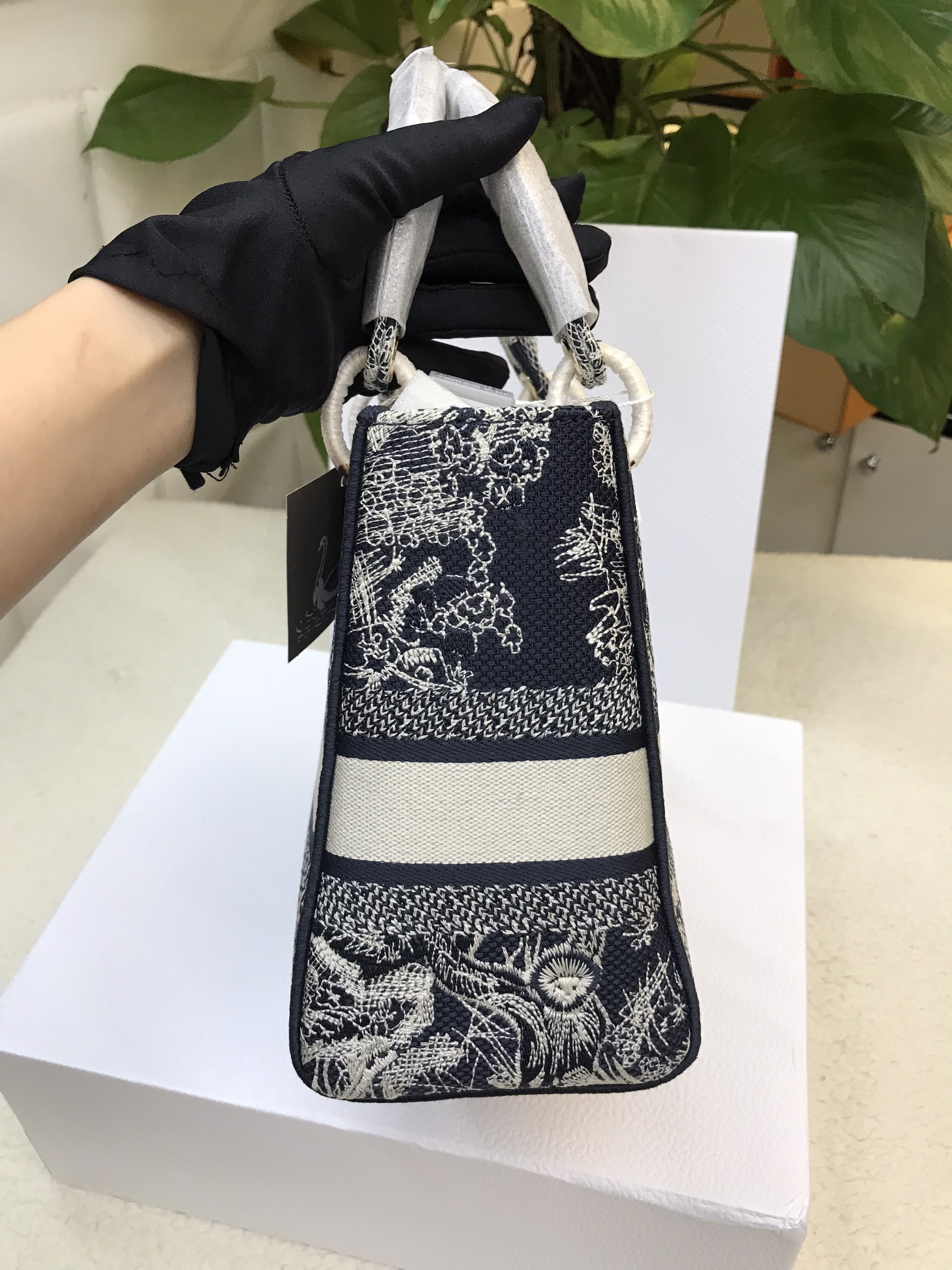 Túi Dior Medium Lady D-Lite Bag White and Navy Blue Toile de Jouy Embroidery Siêu Cấp Size 24cm