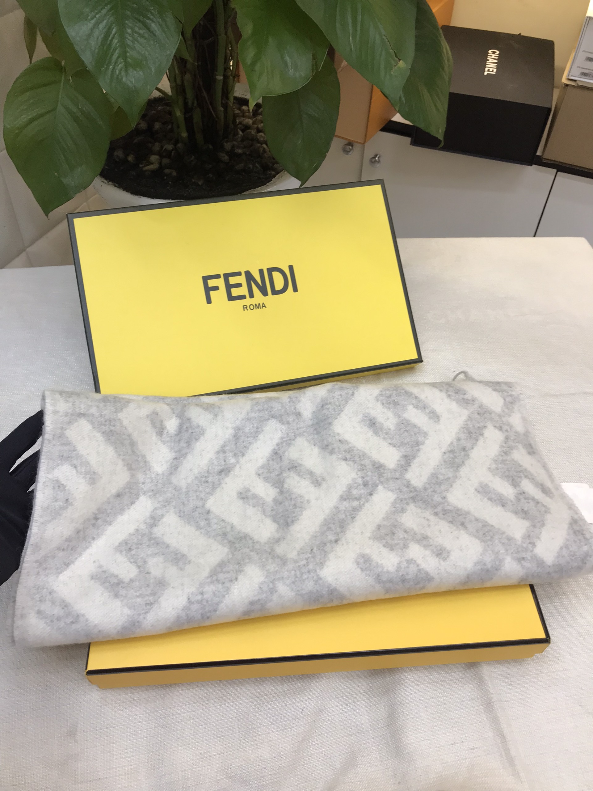 Khăn Quàng Fendi Siêu Cấp Màu Trắng