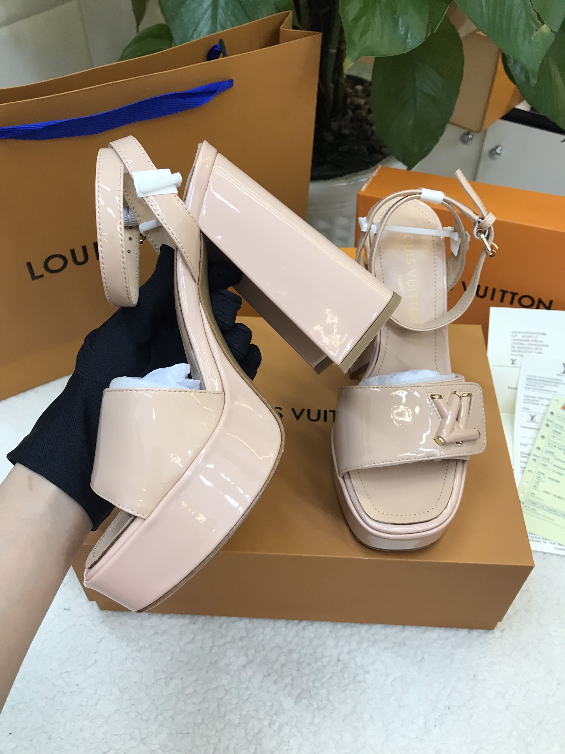 Giày LV Shake Sandal Siêu Cấp Màu Nude Size 35 1ABPAC