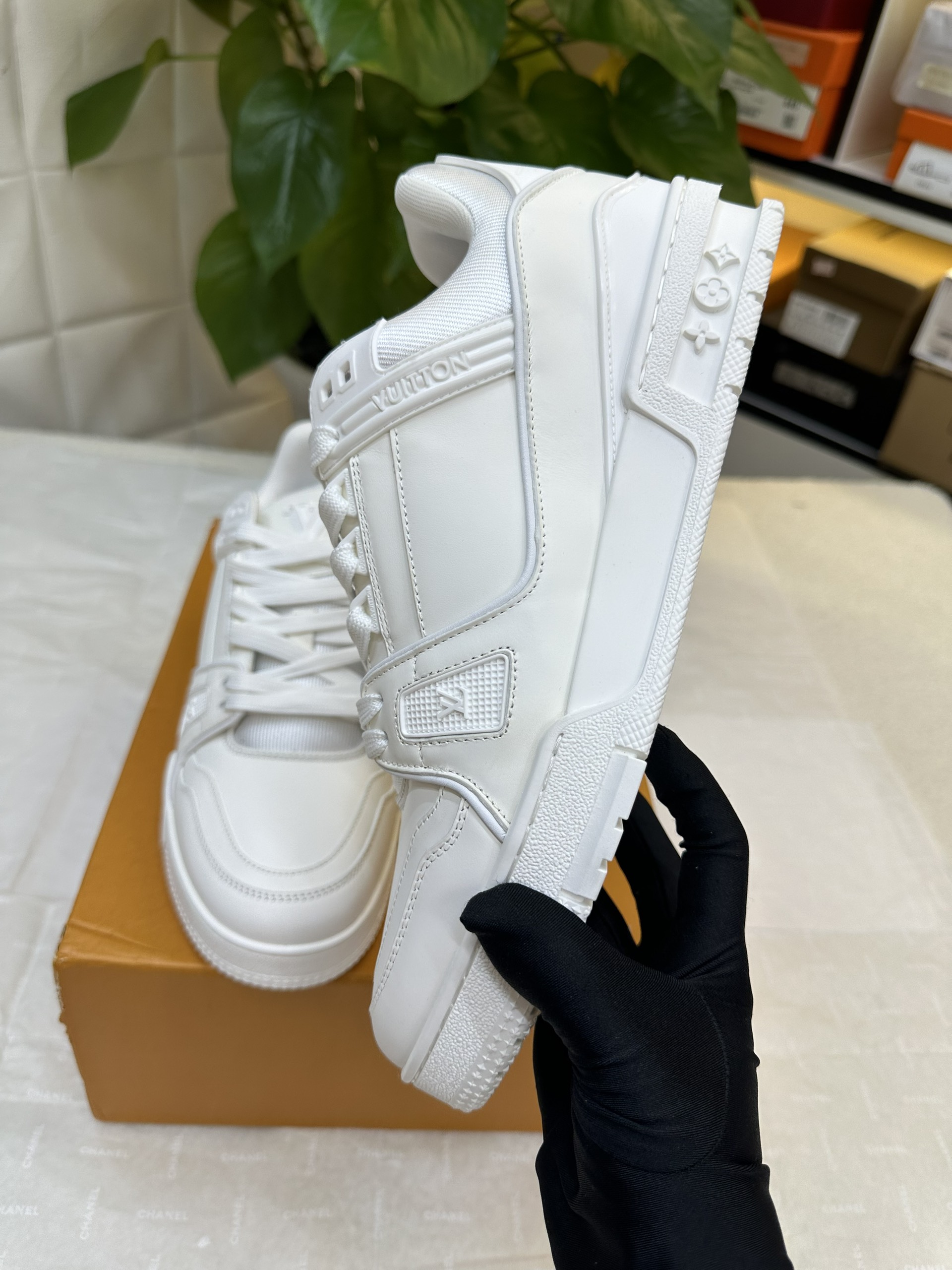 Giày LV Trainer Sneaker VIP Màu Trắng Size 43 1A9G55