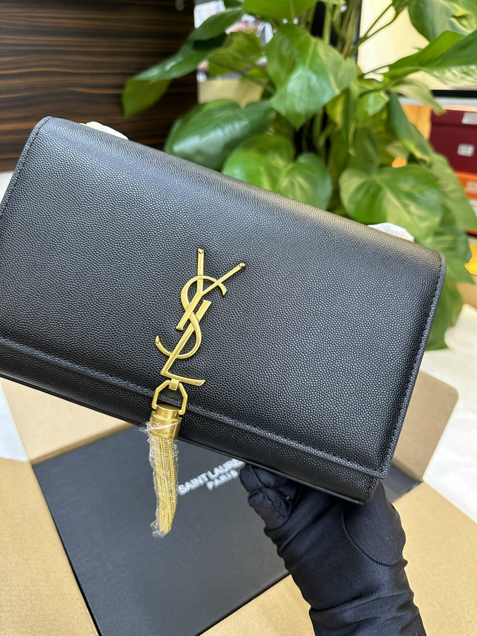 Túi YSL Saint Laurent Kate Medium Crossbody Bag Super Màu Đen Khóa Vàng Size 24cm