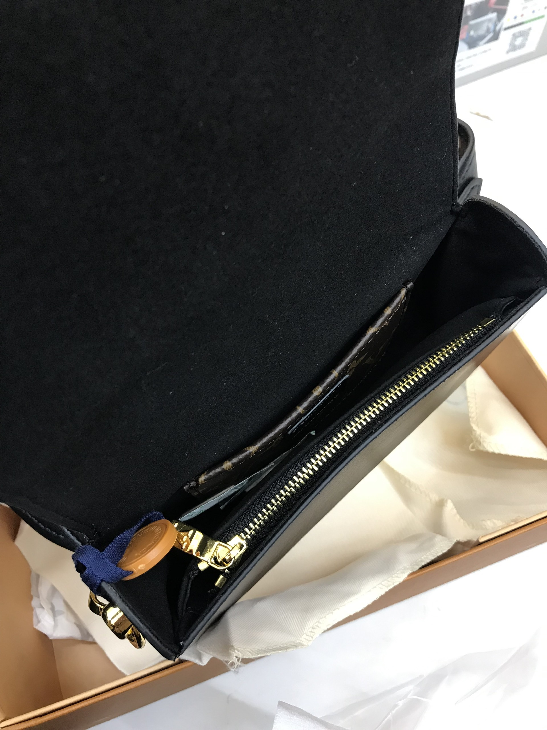 Túi Xách LV Super Officier Pouch With Strap Màu Đen Size 20cm
