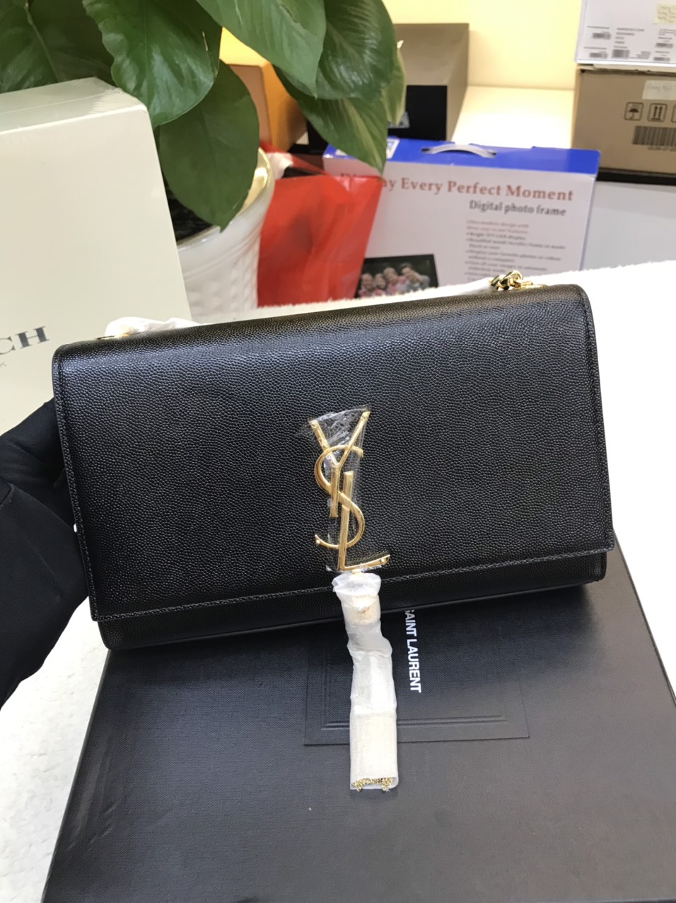 Túi YSL Saint Laurent Kate Medium Crossbody Bag Siêu Cấp Màu Đen Khóa Vàng Size 24cm