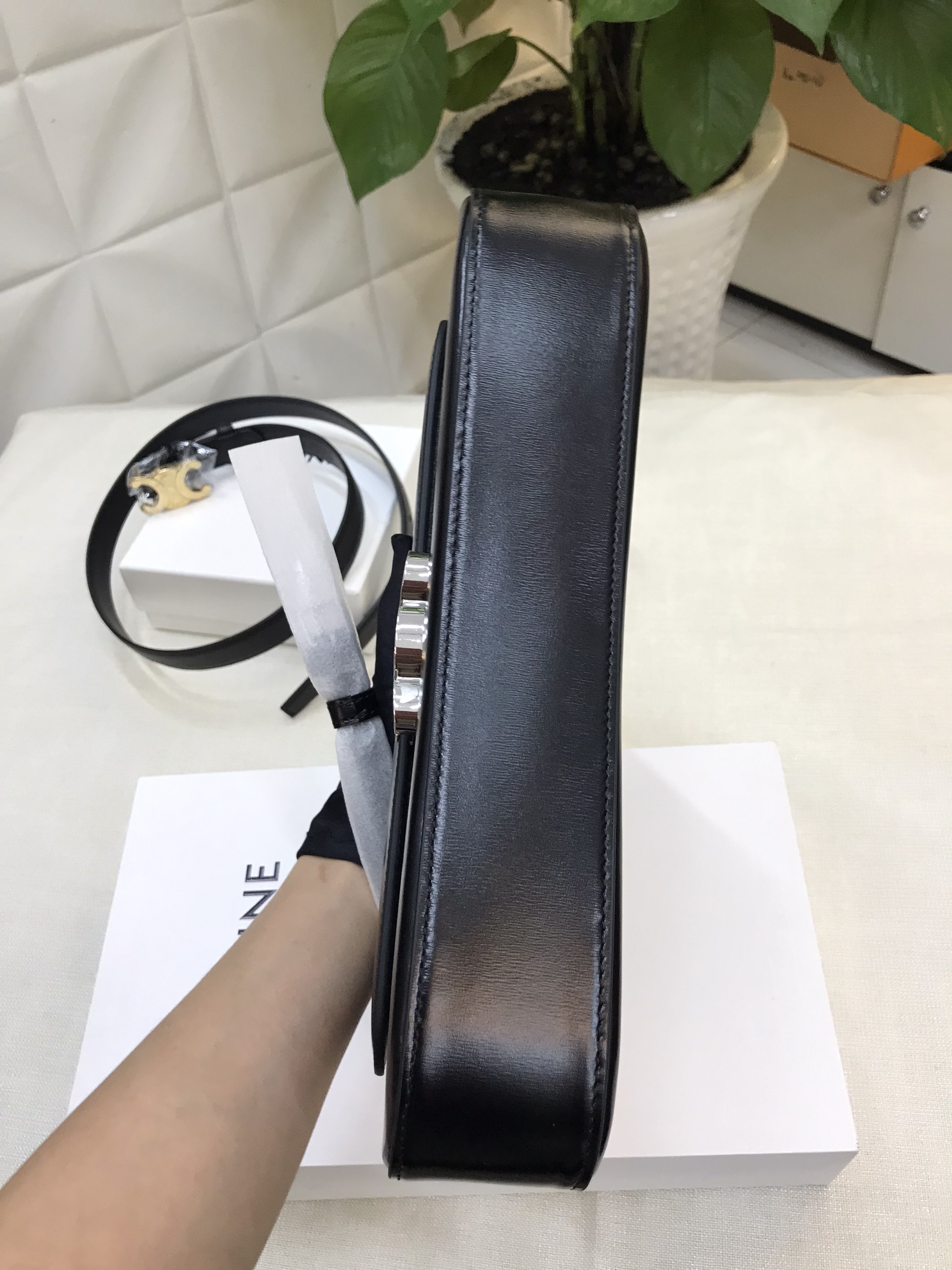 Túi Medium Celine Lola Bag In Shiny Calfskin Siêu Cấp Size 28cm