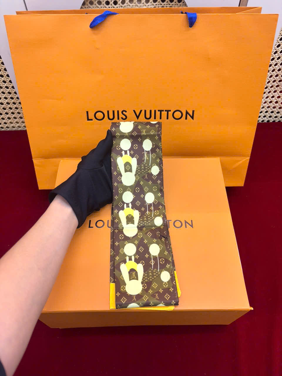 Khăn LV Cột Túi Xách Super 06
