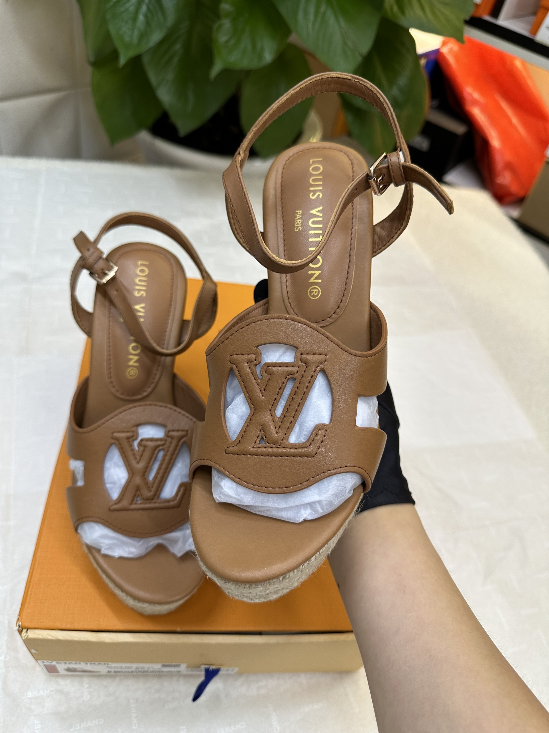 Giày LV Isola Wedge Sandal Siêu Cấp Màu Nâu Size 37 1ACI7R