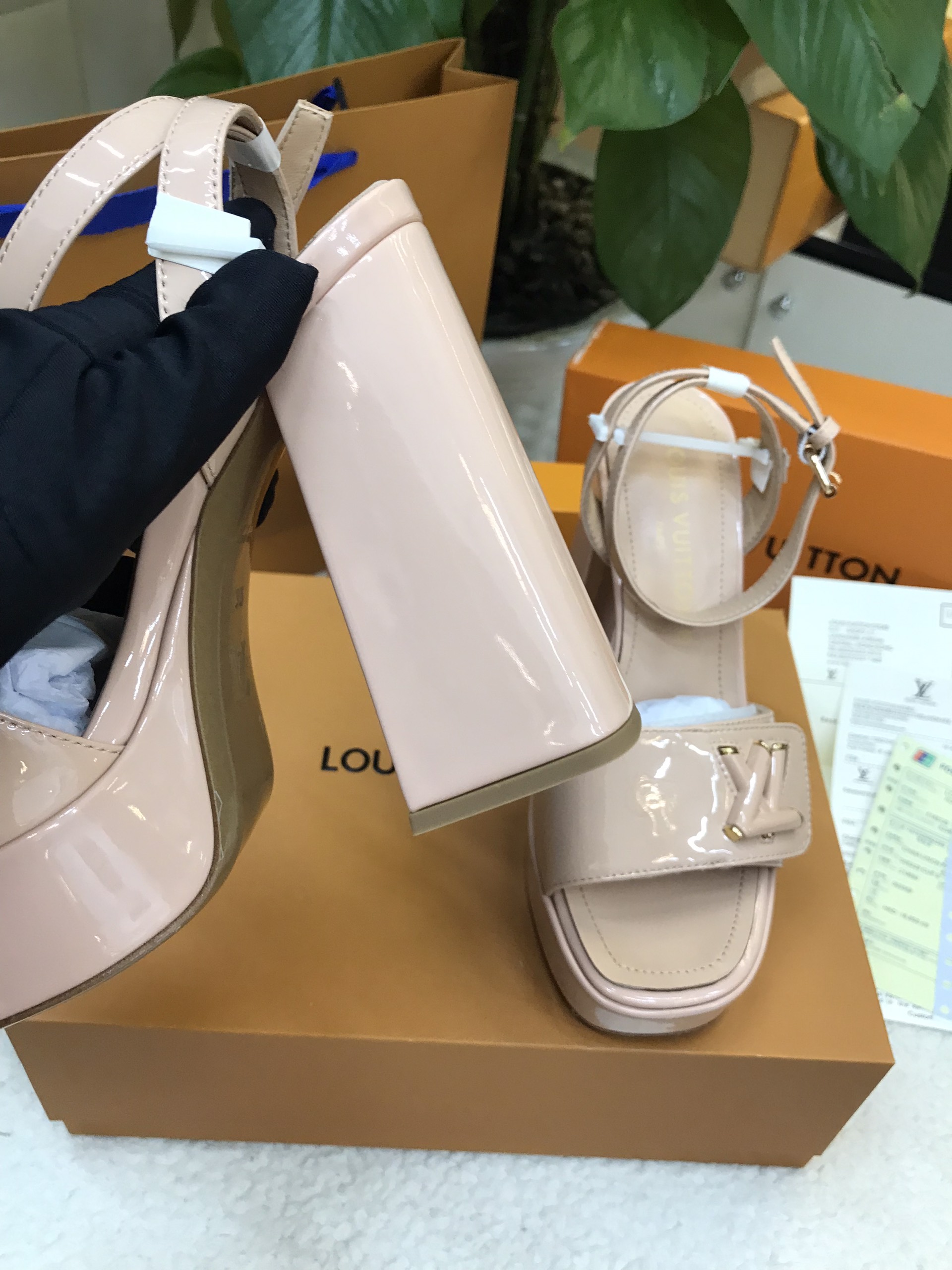 Giày LV Shake Sandal Siêu Cấp Màu Nude Size 35 1ABPAC