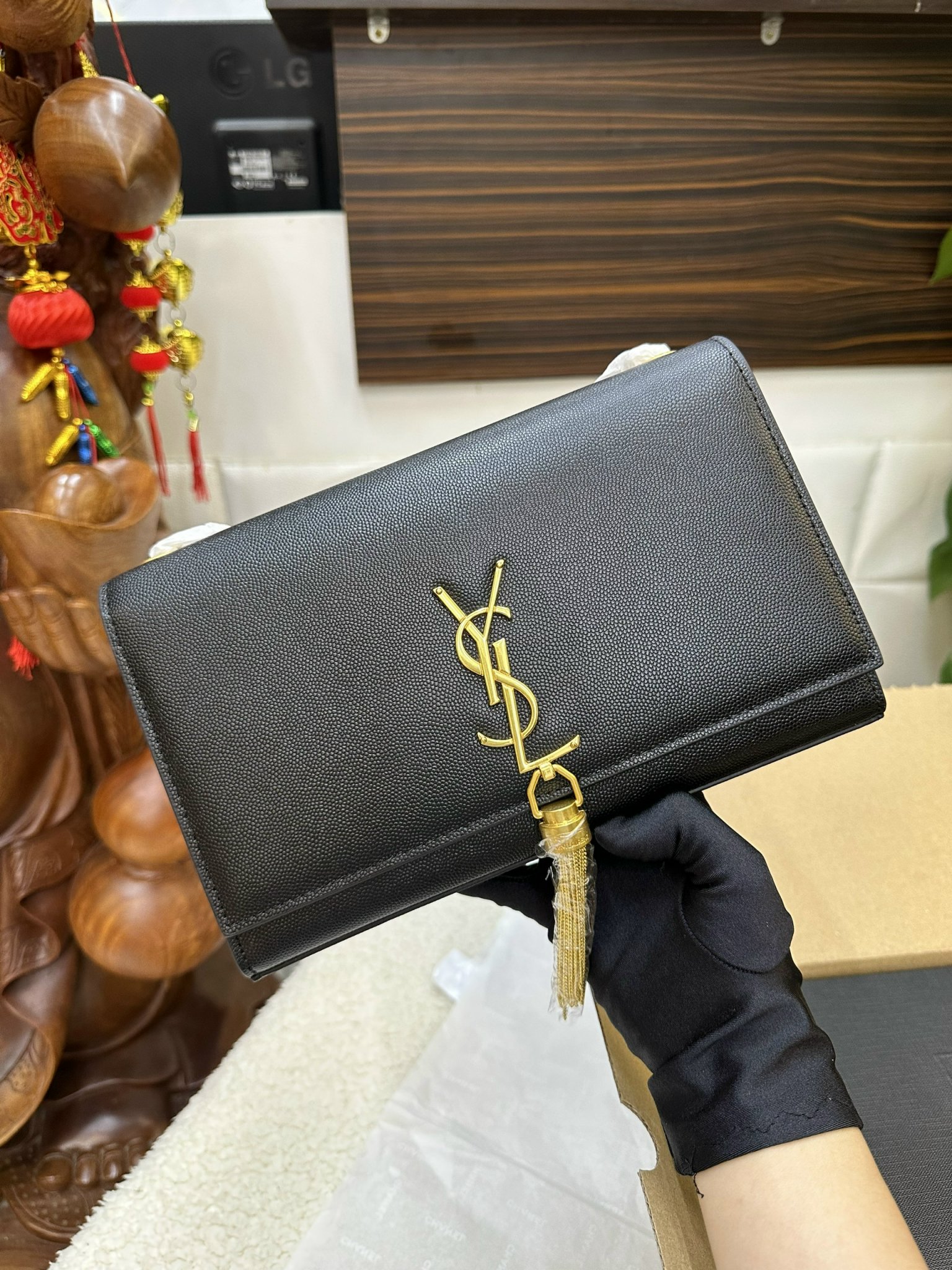 Túi YSL Saint Laurent Kate Medium Crossbody Bag Super Màu Đen Khóa Vàng Size 24cm