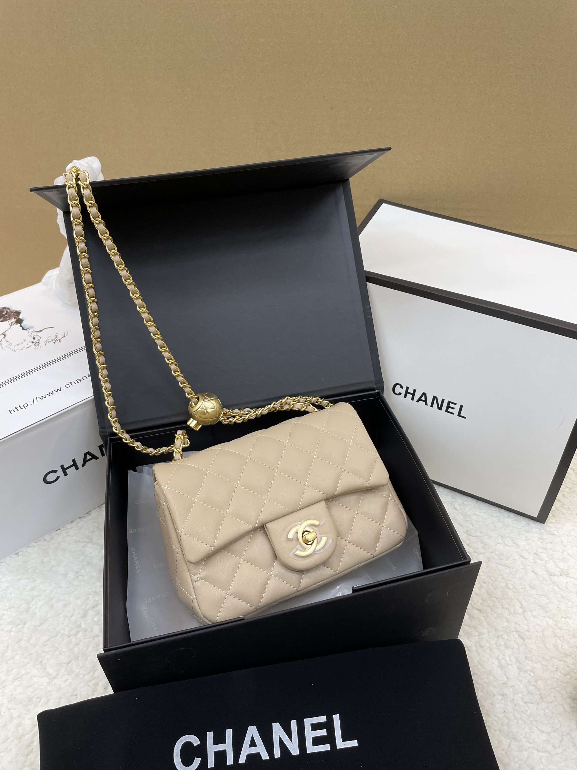 Túi Xách Chanel Classic Super Quả Chuông Da Lì Màu Kem Size 18cm