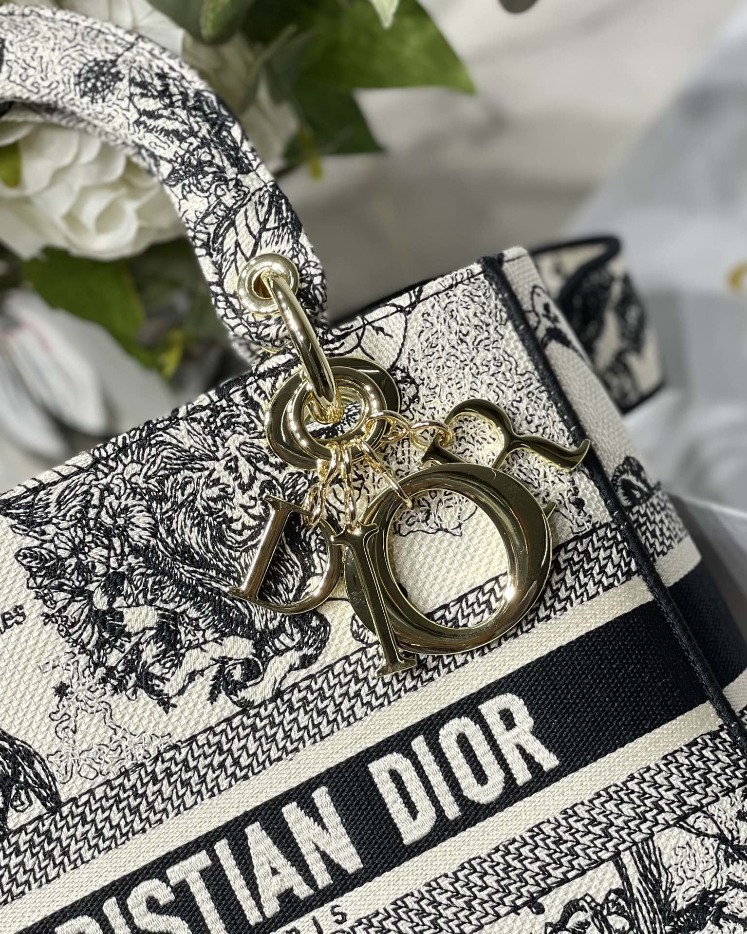Túi Xách Dior Lady Siêu Cấp Thêu Họa Tiết Chỉ Đen Size 24*20*11cm M6605