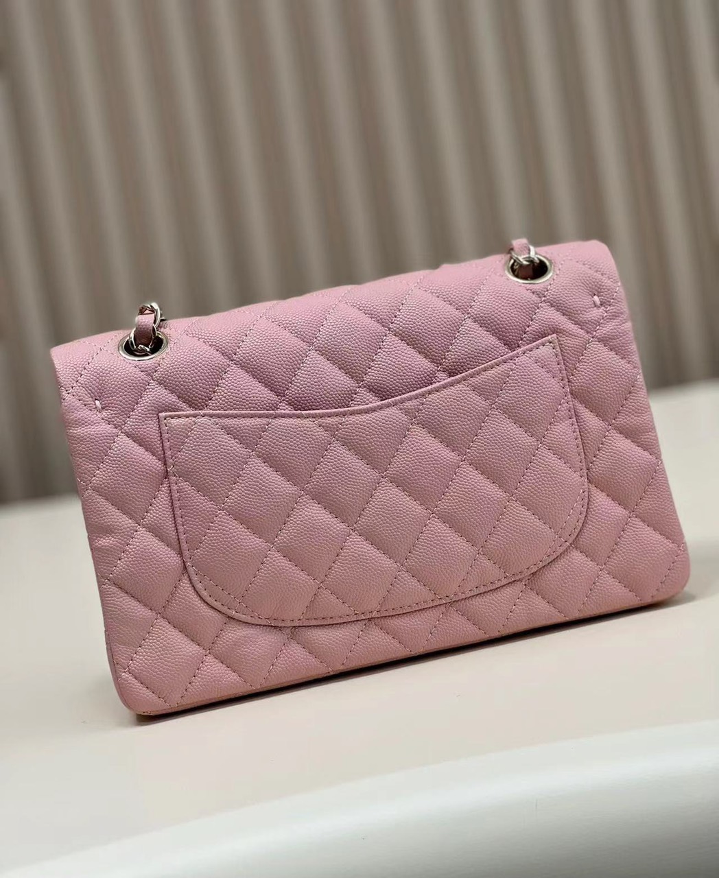 Túi Xách Chanel Classic Siêu Cấp Màu Hồng Da Hạt Khóa Bạc Size 26cm