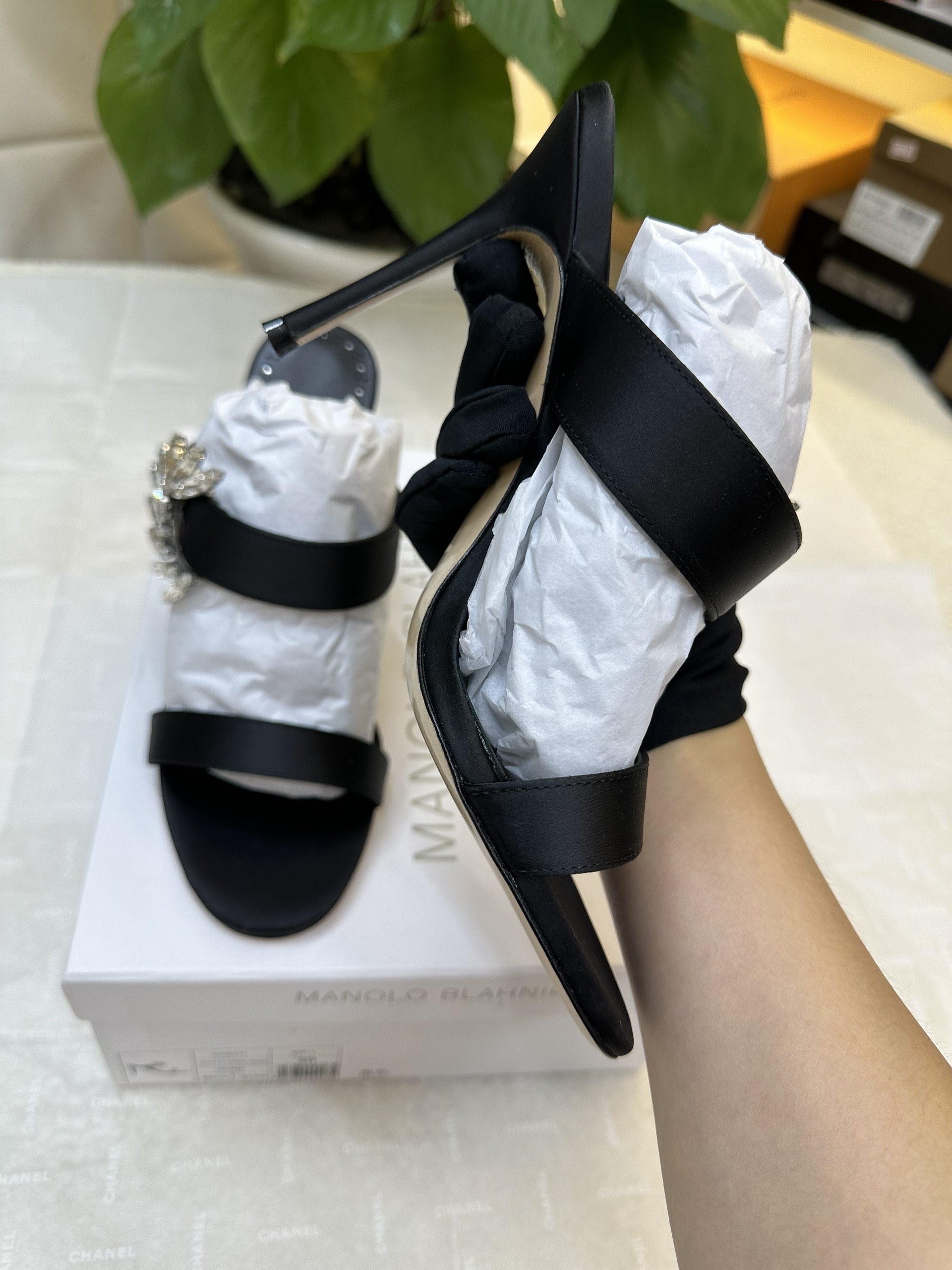 Giày Manolo Blahnik Chivela Crystal Heel Sandals Siêu Cấp Màu Đen Size 39