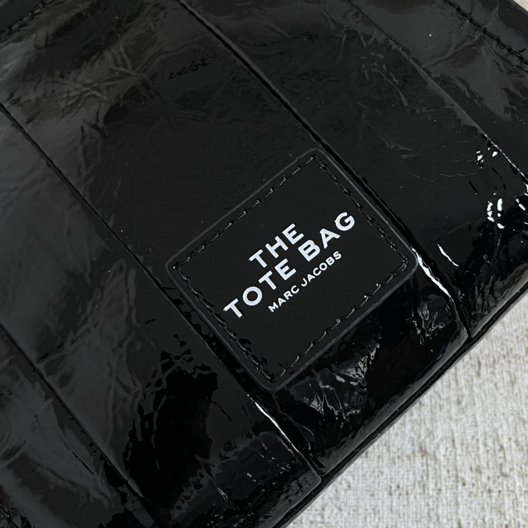 Túi Xách Marc Jacobs The Shiny Crinkle Micro Leather Tote Màu Đen Size 18cm*14cm*9cm