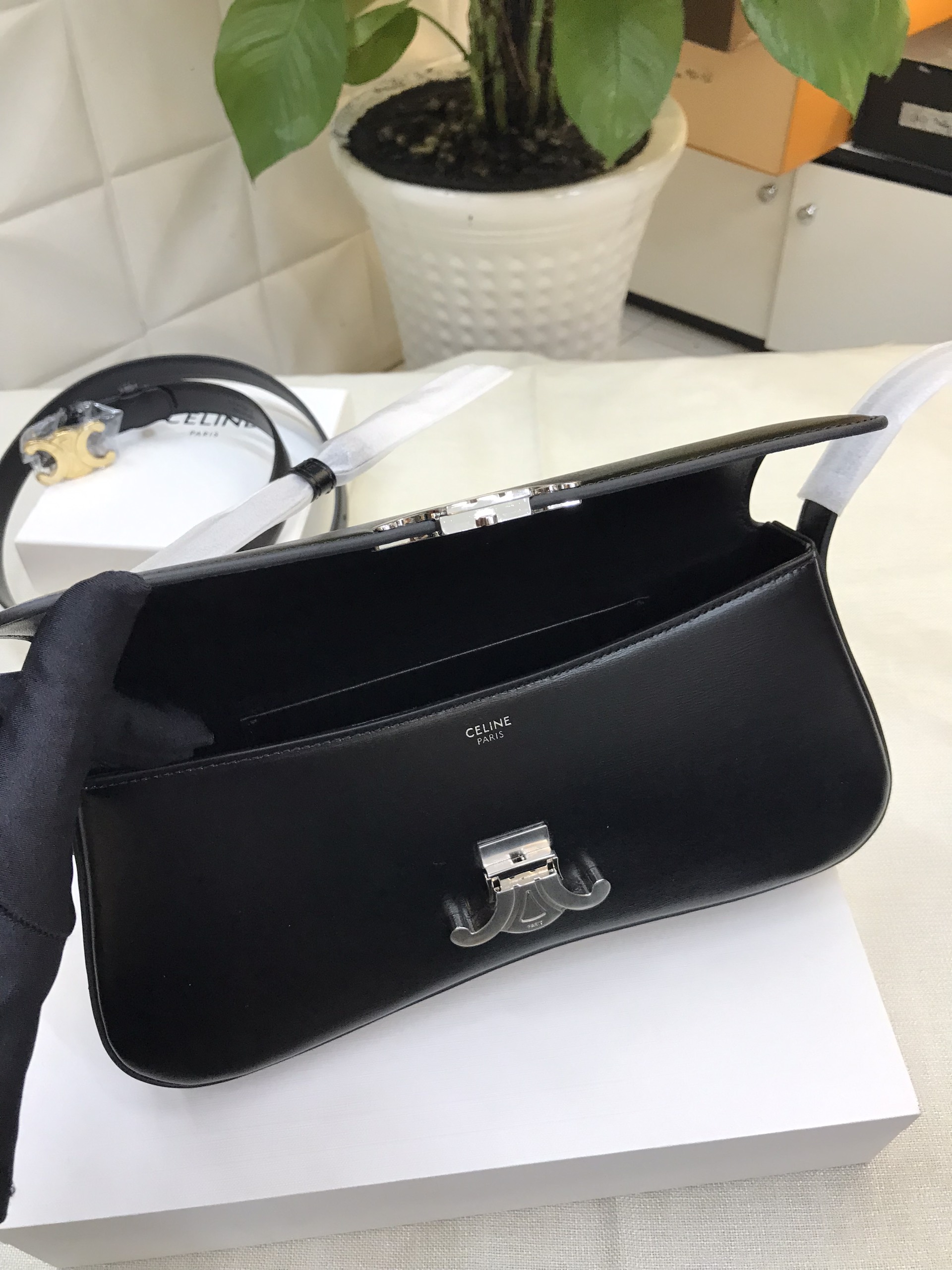 Túi Medium Celine Lola Bag In Shiny Calfskin Siêu Cấp Size 28cm