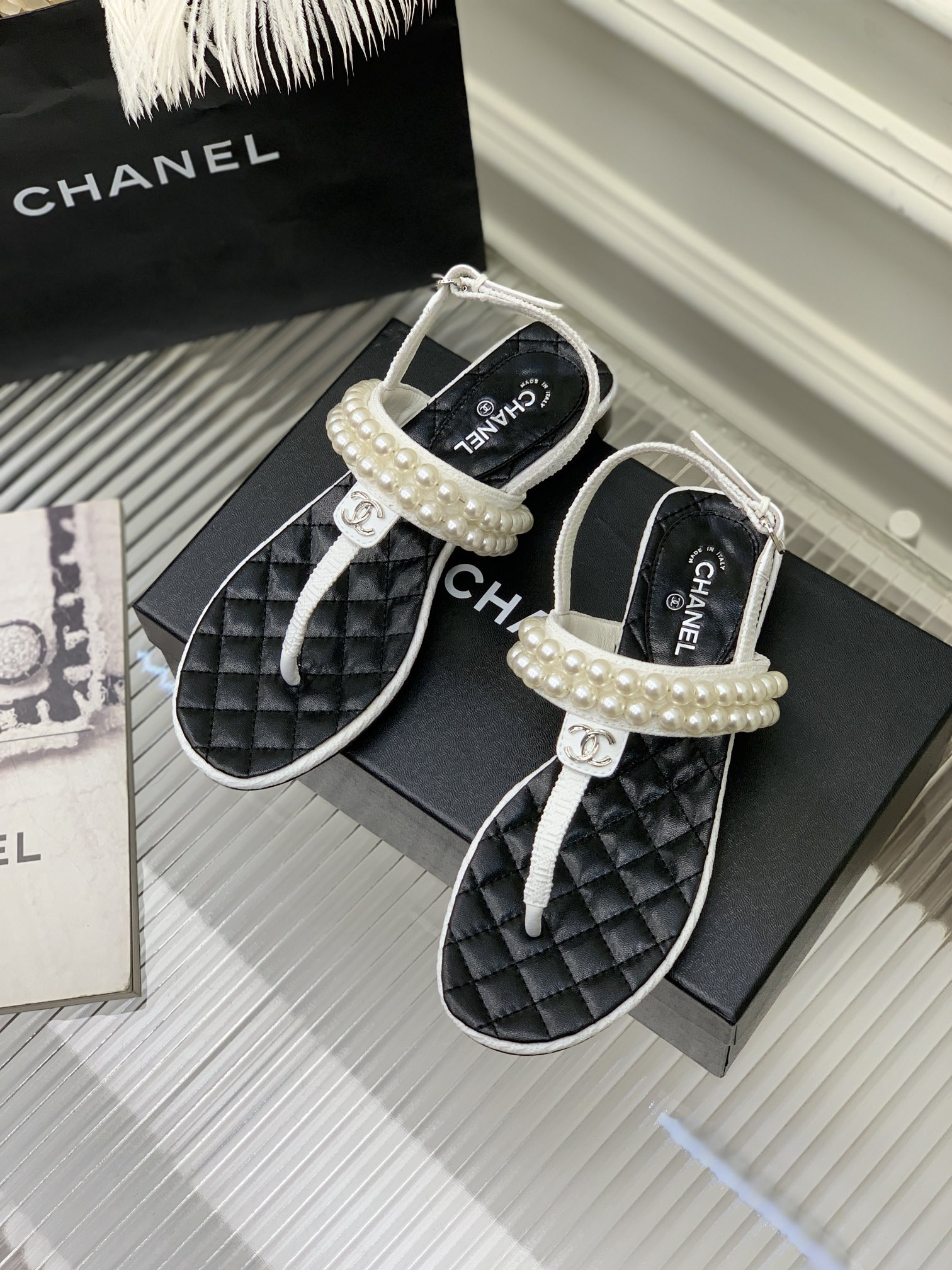 Giày Chanel Siêu Cấp Sandal Bệt Xỏ Ngón Màu Đen Kèm Quai Đính Hai Chuỗi Ngọc