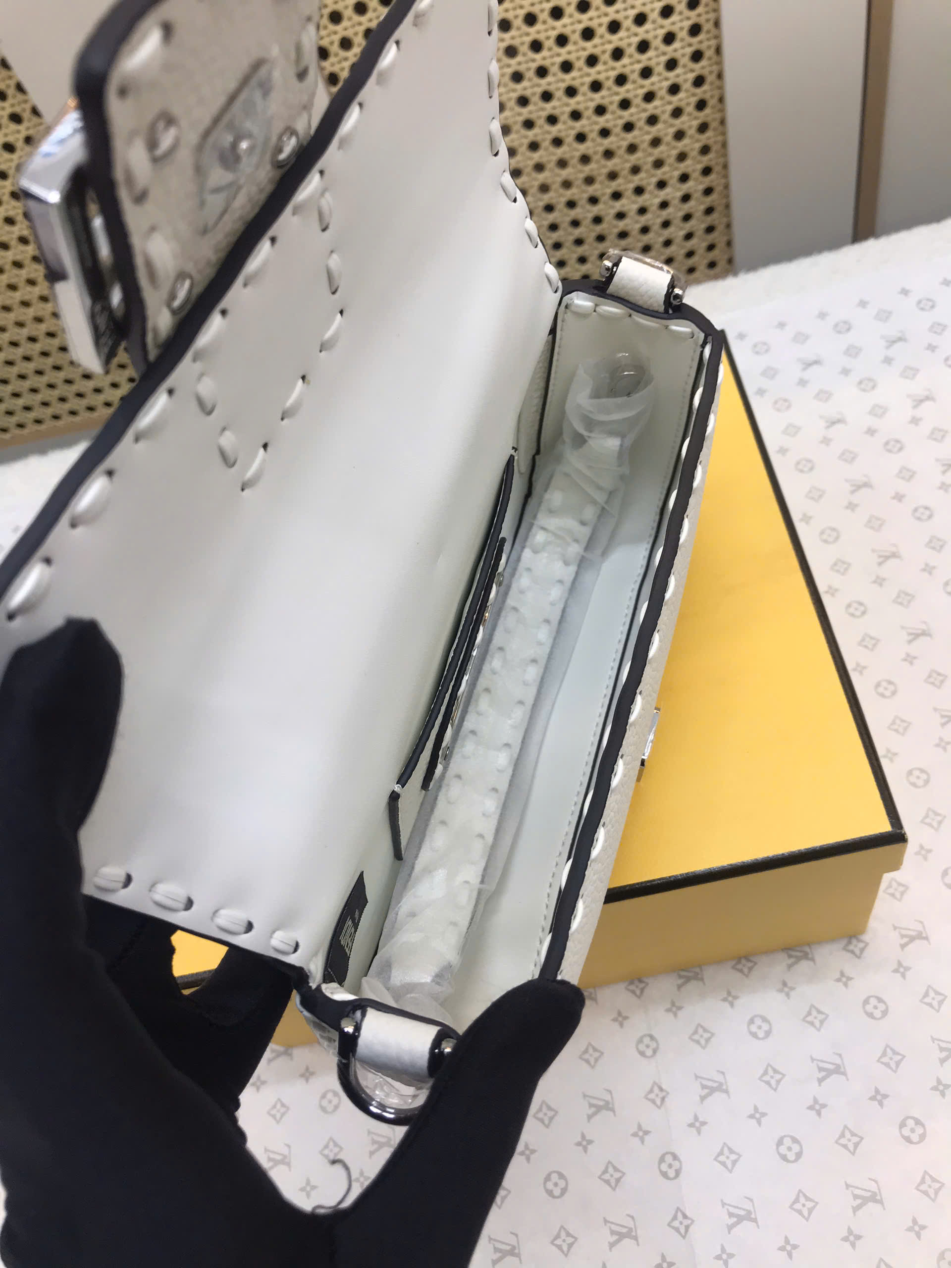 Túi Fendi Baguette Ice White Selleria Bag Vip Màu Trắng Size 27 cm