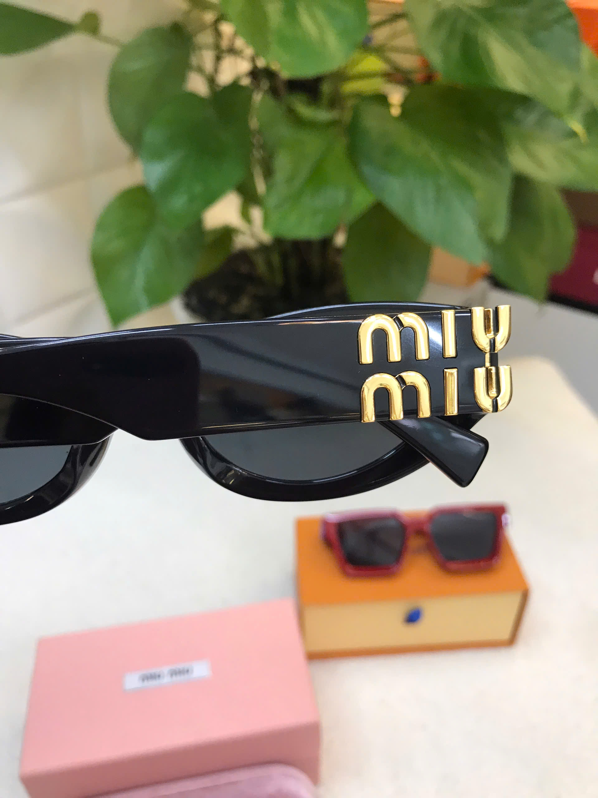 Kính Mát Miu Glimpse Sunglasses Siêu Cấp Màu Đen