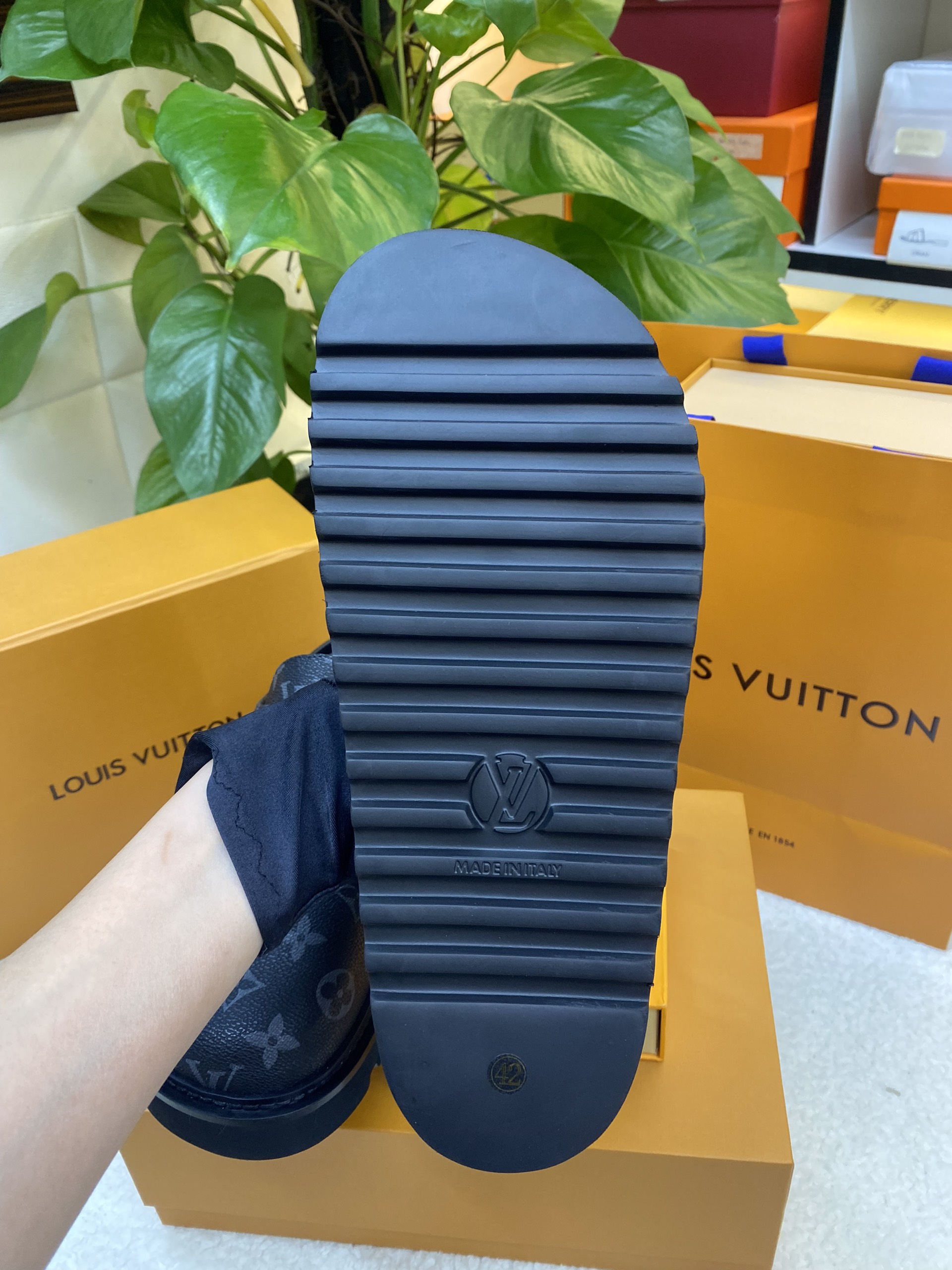 Giày LV Easy Mules Black Siêu Cấp Size 42 1AA0CC