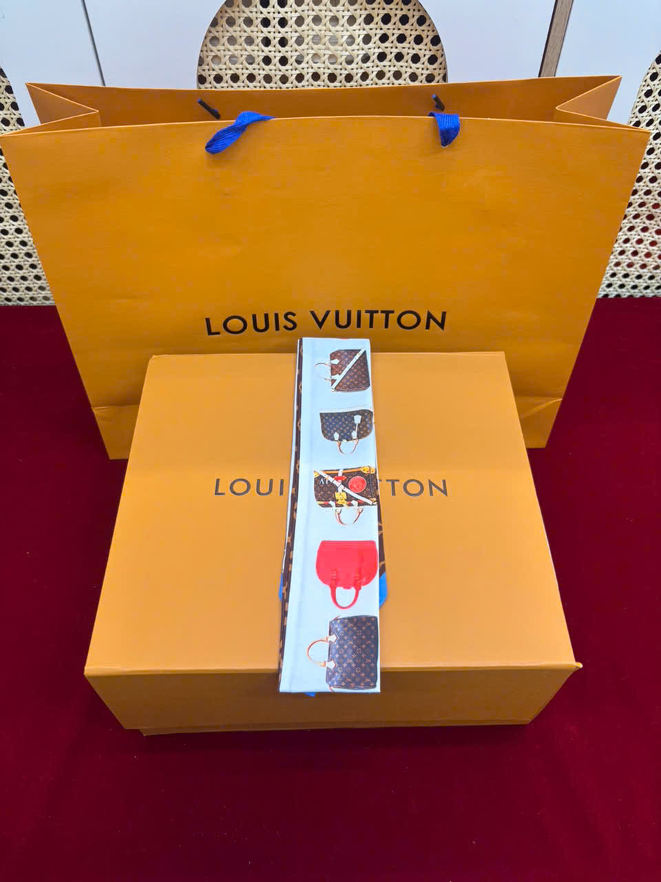 Khăn LV Cột Túi Xách Super 09