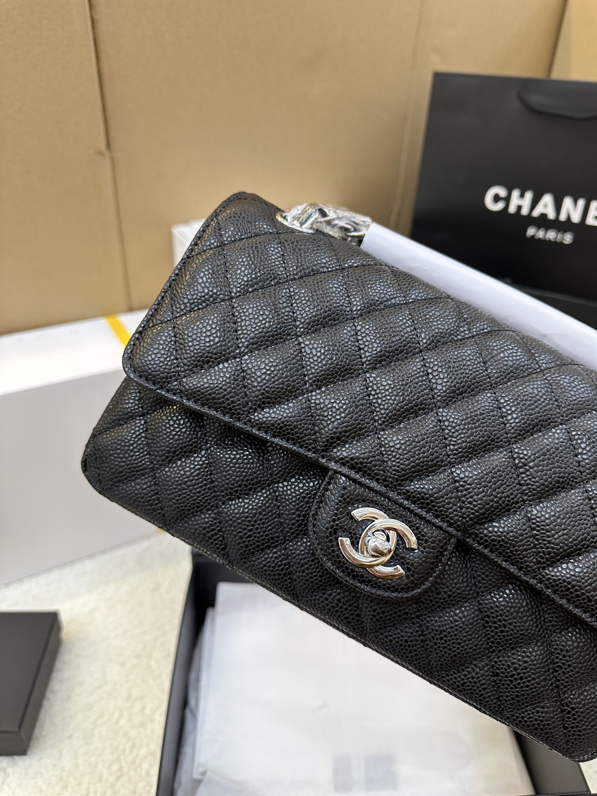 Túi Chanel Classic Flap Da Hạt Màu Đen Size 25cm
