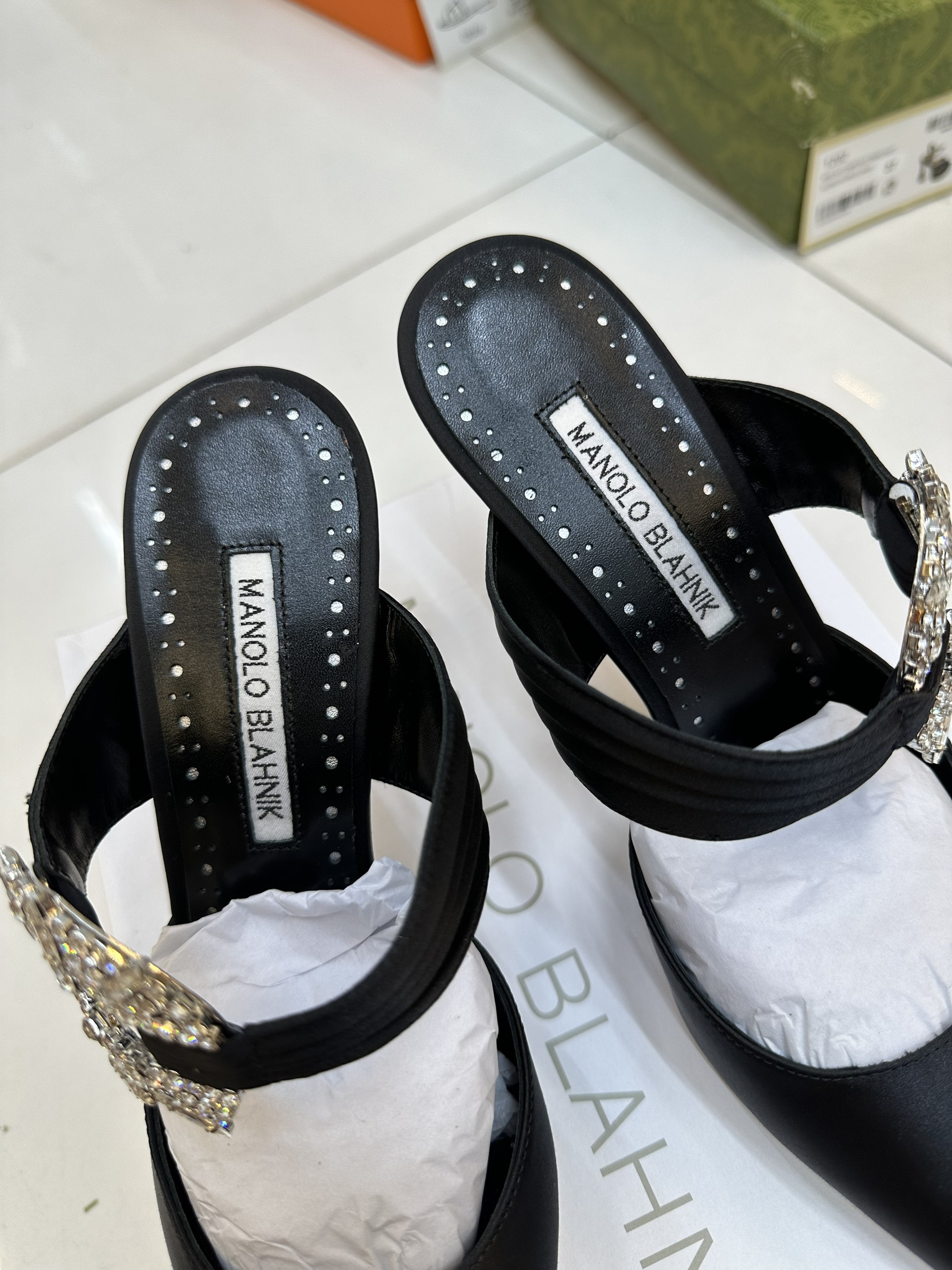 Giày Manolo Blahnk Maidugura Black Satin Embellished Buckle Mules Siêu Cấp Màu Đen Heels 9cm Size 39