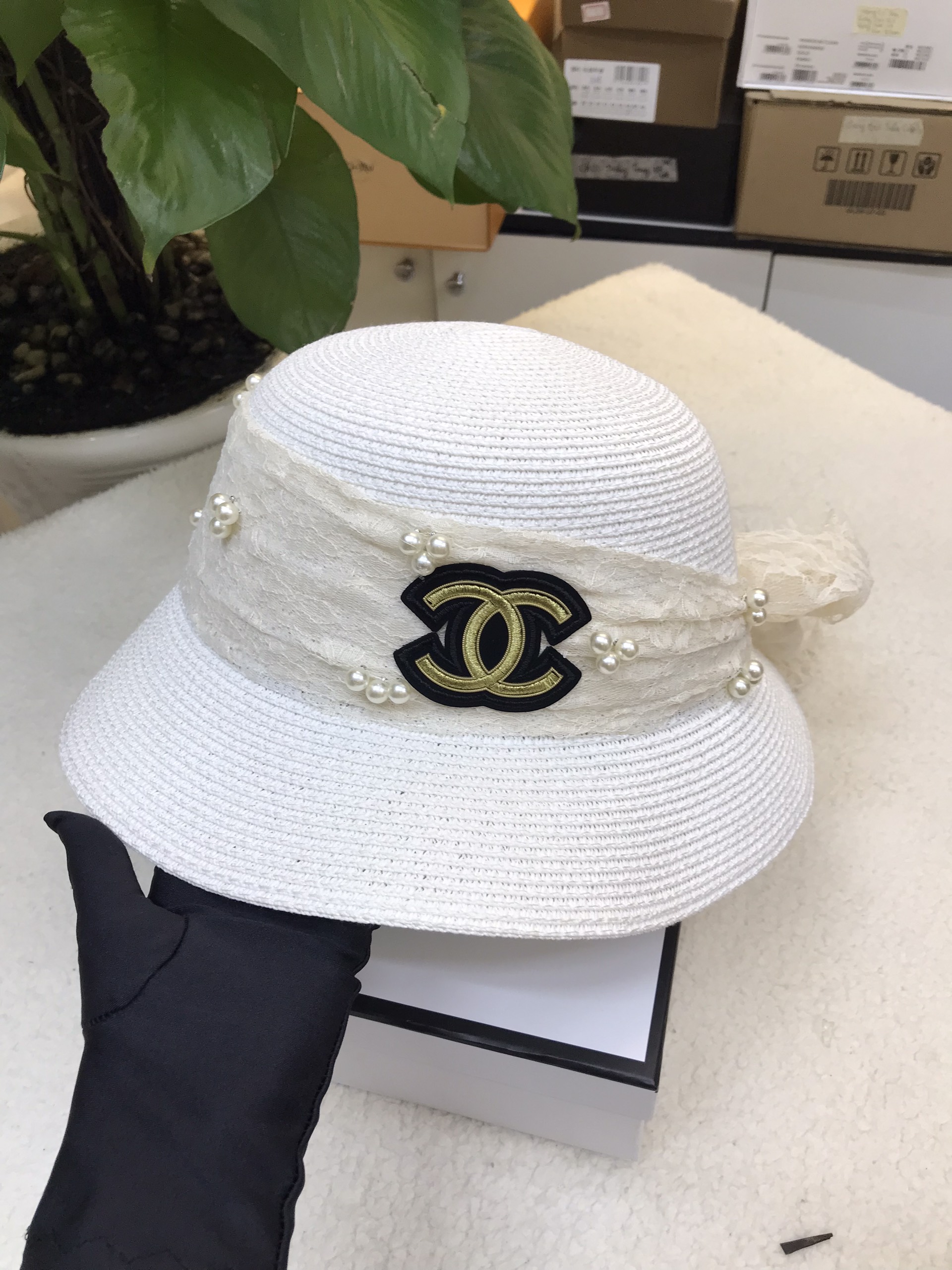 Mũ Chanel Đính Ngọc Trai Màu Trắng Siêu Cấp