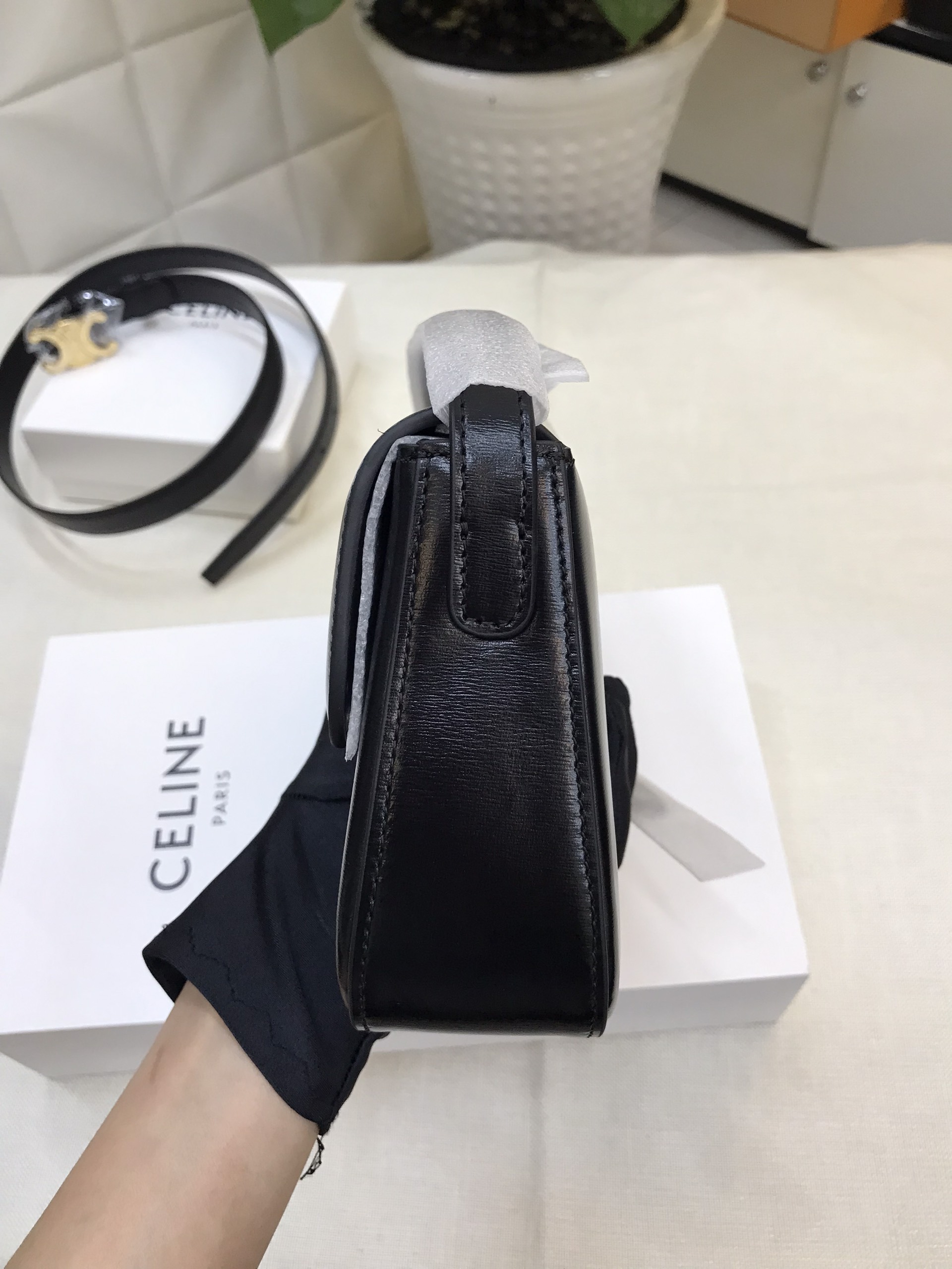 Túi Medium Celine Lola Bag In Shiny Calfskin Siêu Cấp Size 28cm