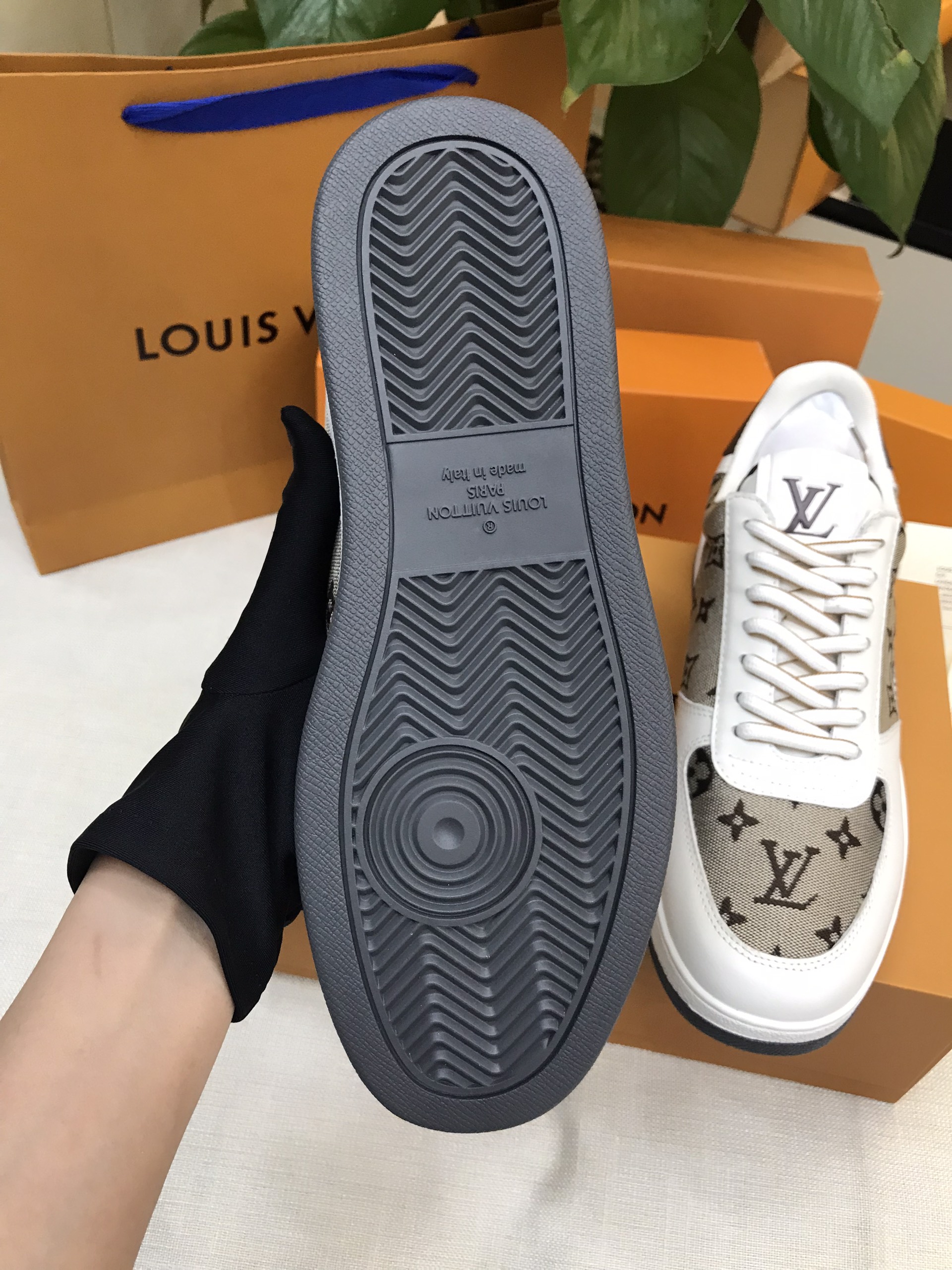 Giày LV Rivoli Sneaker Siêu Cấp Size 41 1ABF4L