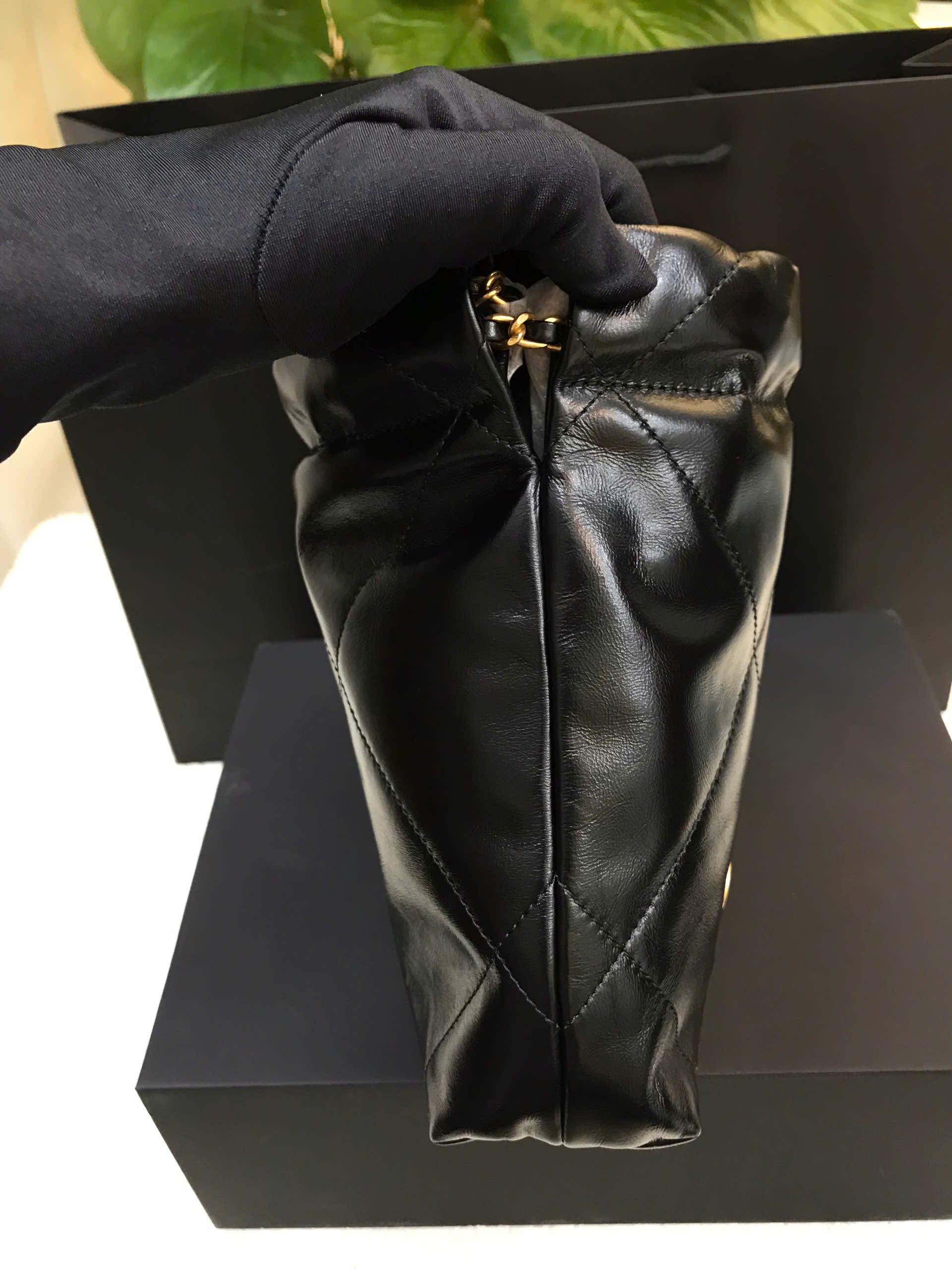 Túi Chanel 22 Shiny Calfskin Gold Tone Metal Black Mini Siêu Cấp Size 20cm