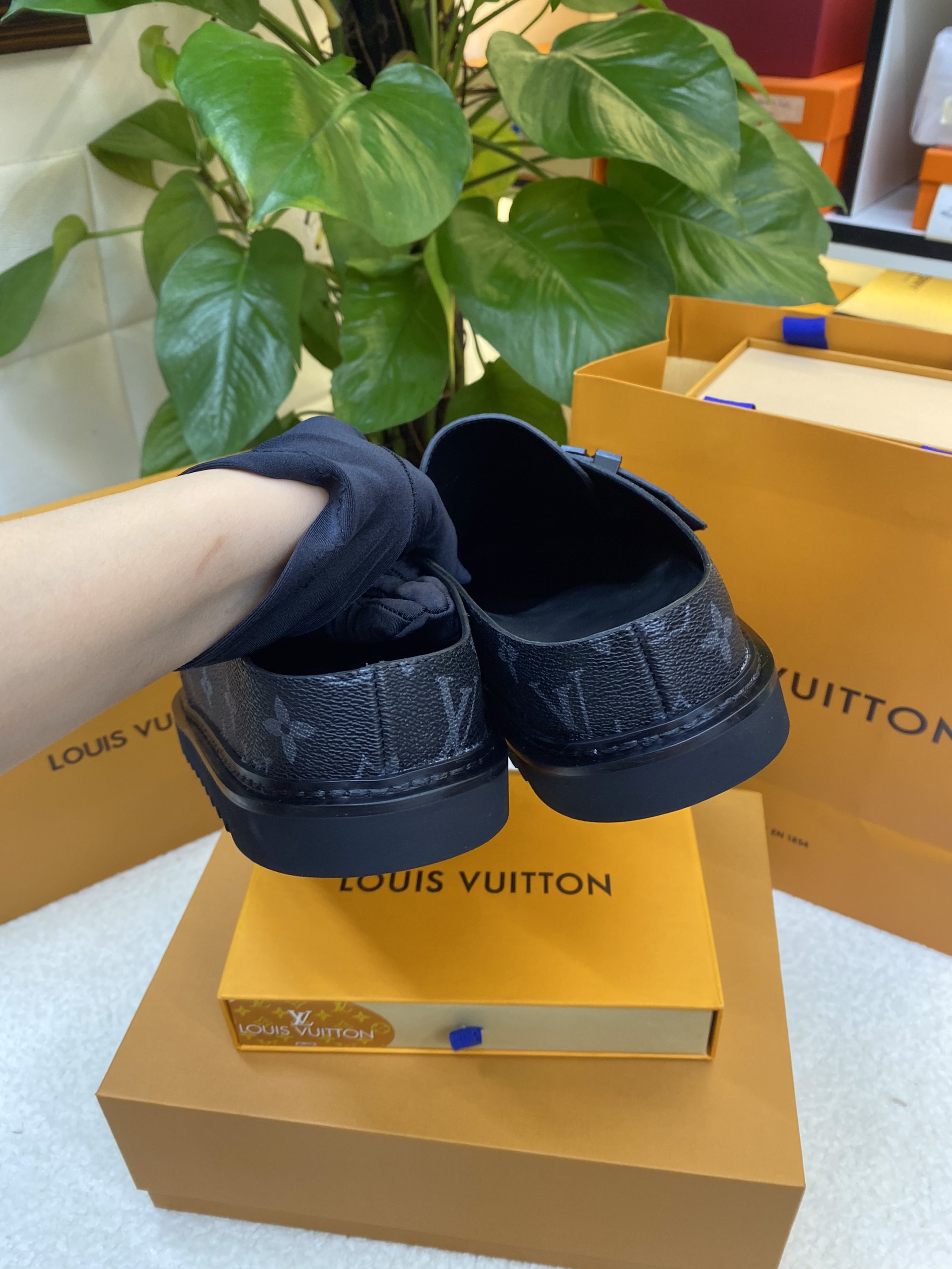 Giày LV Easy Mules Black Siêu Cấp Size 42 1AA0CC