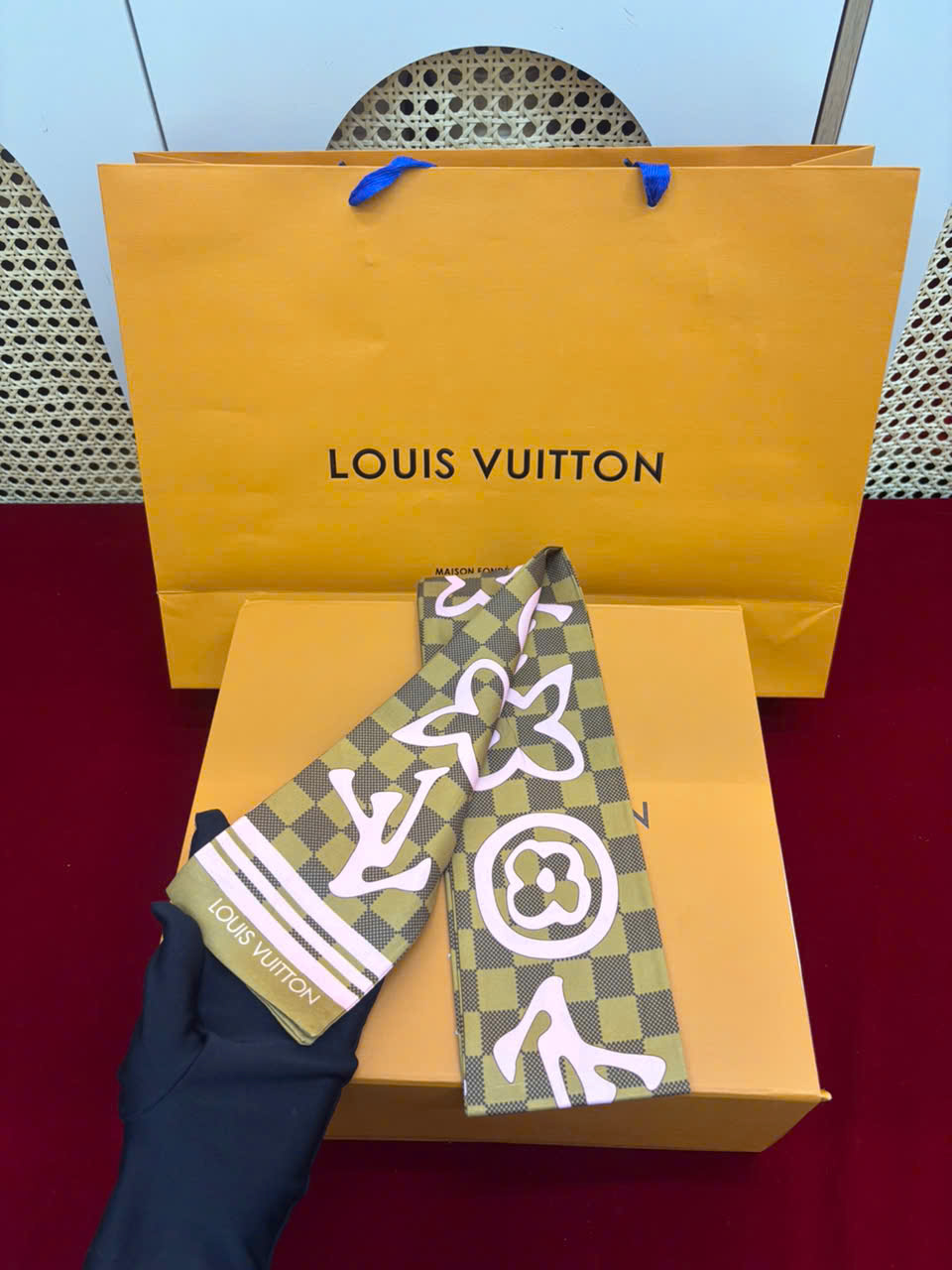 Khăn LV Cột Túi Xách Super 05