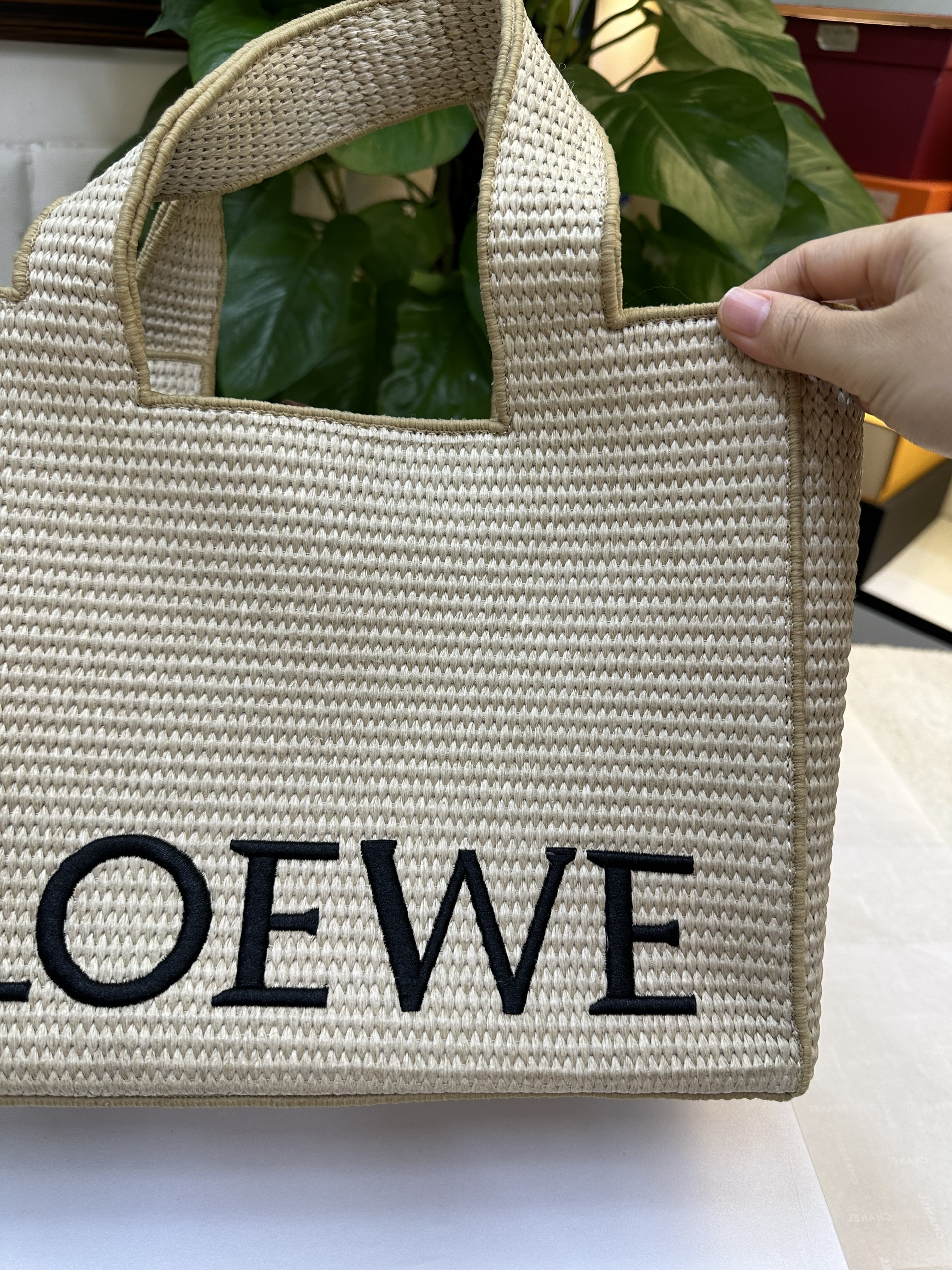 Túi Loewe Medium LOEWE Font Tote In Raffia Super Màu Be Size 30cm