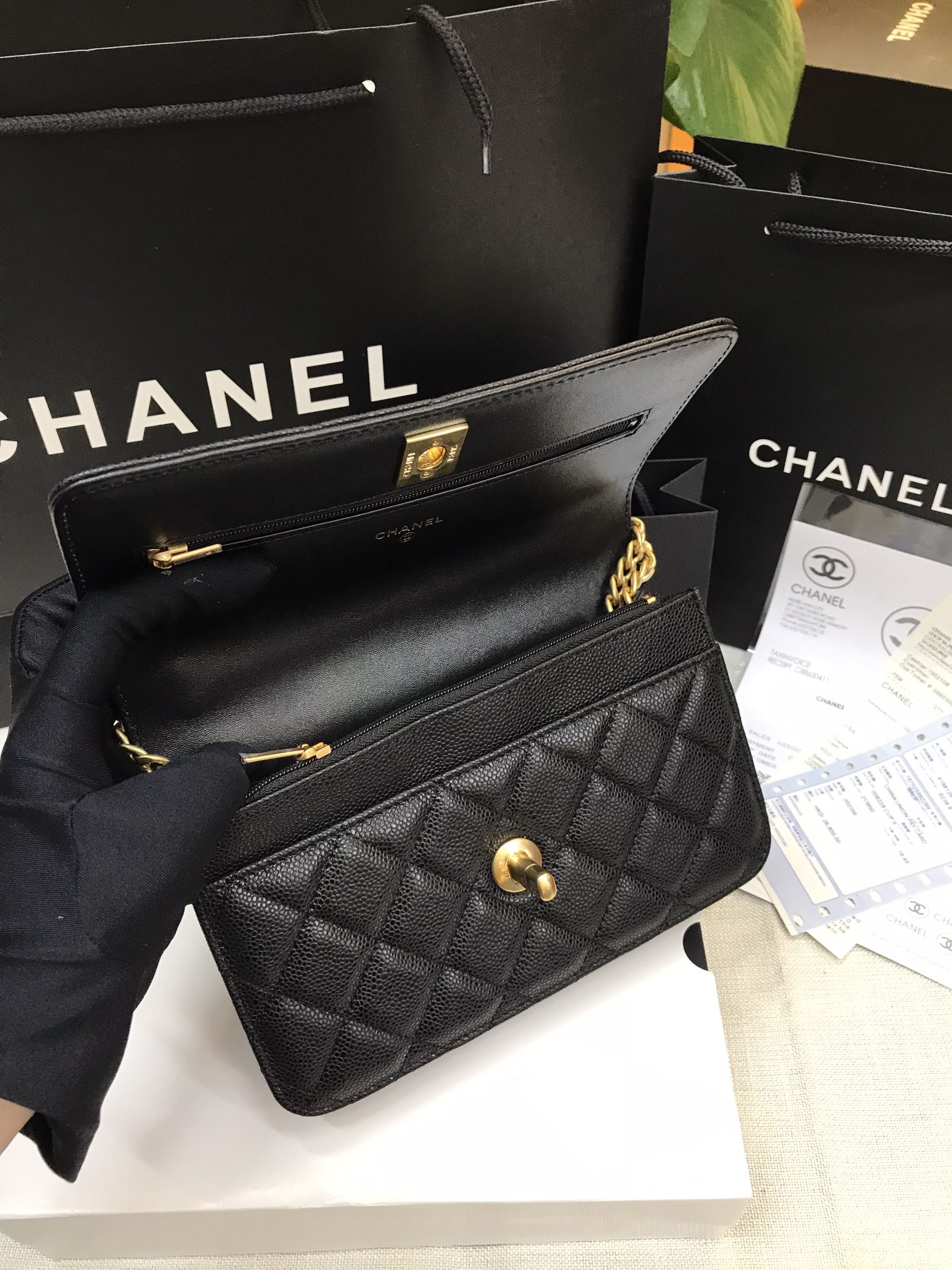 Túi Đeo Vai Chanel WOC Siêu Cấp Màu Đen Da Hạt Charm Xích Trái Tim